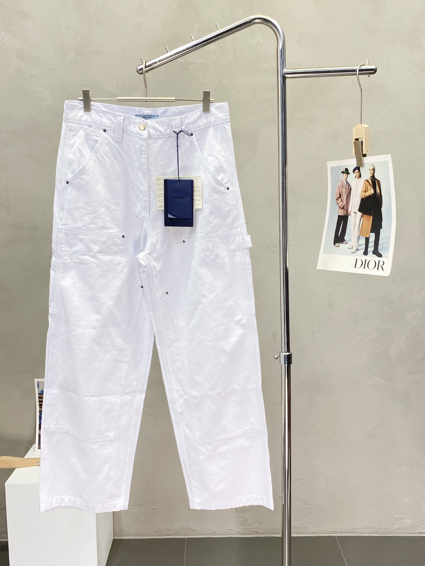 NO:159847,.Prada exclusively offers new casual wide-leg work pants high-end version!  Customized fabrics for counters are breathable and comfortable, with impeccable details, and the brand element design concept reflects high quality. The feel is delicate and soft!  It is casually cut, with a great upper body style!  Number of codes 36.38.40.42, prada, prada, alexander wang19860909.Prada普拉达独家专供新款休闲阔腿工装裤高端版本！专柜定制面料 透气舒适度高,细节无可挑剔,品牌元素设计理念,体现高品质.手感细腻柔软！呈现休闲裁剪,上身版型超赞！码数36.38.40.42,,prada,prada,alexander wang,Men's clothing