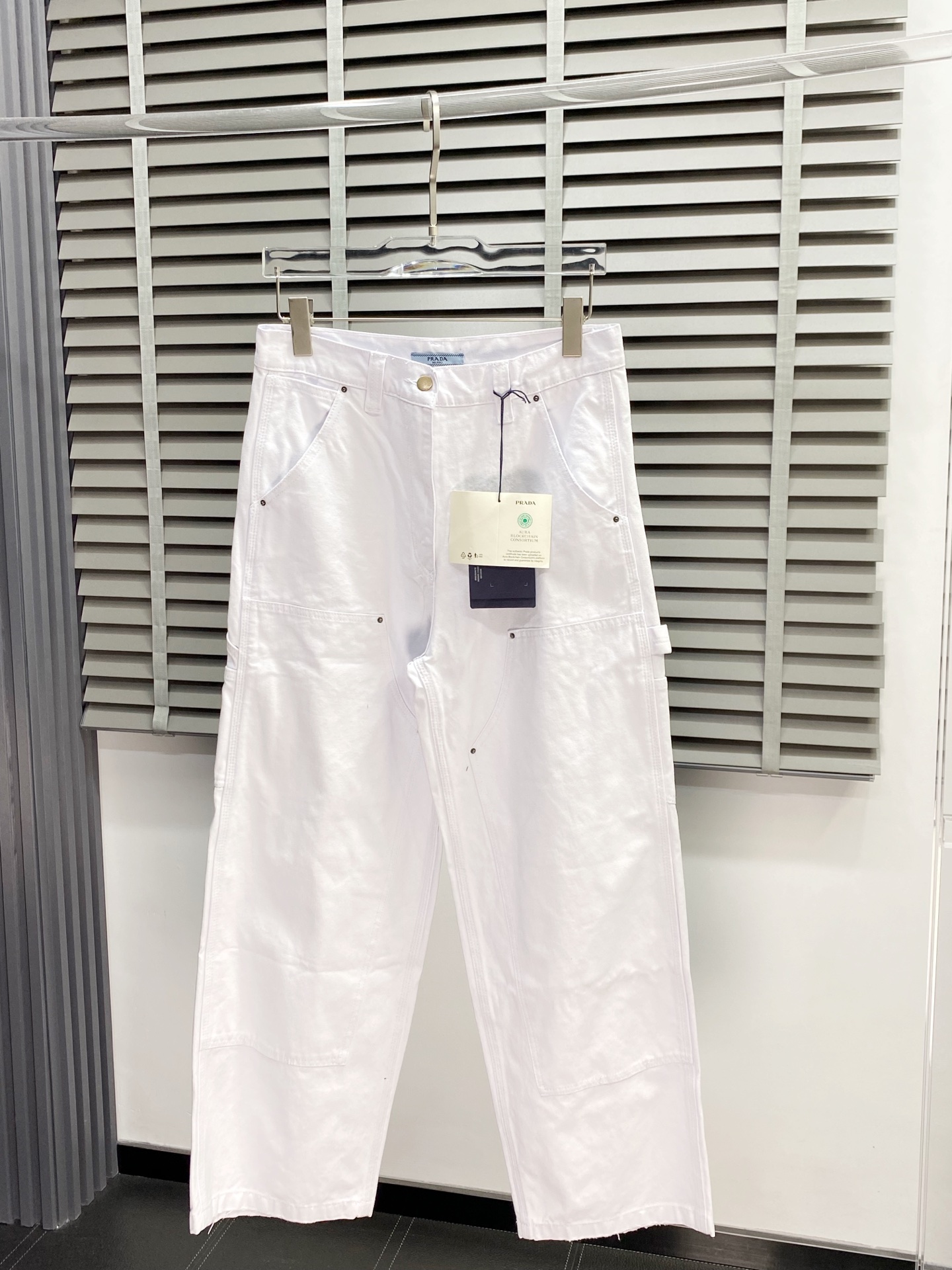 NO:162698,.Prada exclusively offers new casual wide-leg work pants high-end version!  Customized fabrics for counters are breathable and comfortable, with impeccable details, and the brand element design concept reflects high quality. The feel is delicate and soft!  It is casually cut, with a great upper body style!  Number of codes 36.38.40.42, prada, prada, alexander wang19860909.Prada普拉达独家专供新款休闲阔腿工装裤高端版本！专柜定制面料 透气舒适度高,细节无可挑剔,品牌元素设计理念,体现高品质.手感细腻柔软！呈现休闲裁剪,上身版型超赞！码数36.38.40.42,,prada,prada,alexander wang,Men's clothing