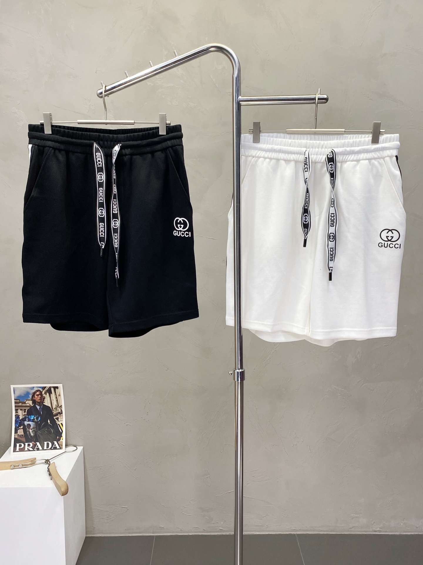 NO:159854,.Gucci exclusively offers new high-end versions of shorts!  Customized fabrics for counters are breathable and comfortable, with impeccable details, and the brand element design concept reflects high quality. The feel is delicate and soft!  It is casually cut, with a great upper body style!  Number of codes: M-3XL, gucci, gucci, shorts, alexander wang19860909.Gucci古驰独家专供新款短裤高端版本！专柜定制面料 透气舒适度高,细节无可挑剔,品牌元素设计理念,体现高品质.手感细腻柔软！呈现休闲裁剪,上身版型超赞！码数: M-3XL,,gucci,gucci,shorts,alexander wang,Men's clothing