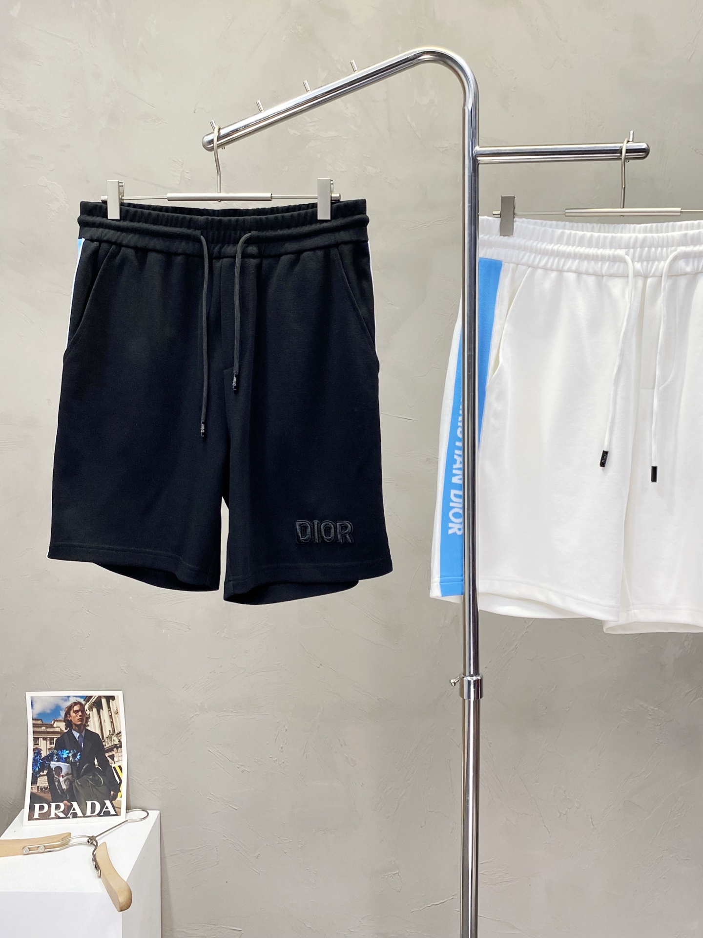 。Dior迪奥💥独家专供新款短裤🩳高端版本！专柜定制面料 透气舒适度高，细节无可挑剔，品牌元素设计理念，