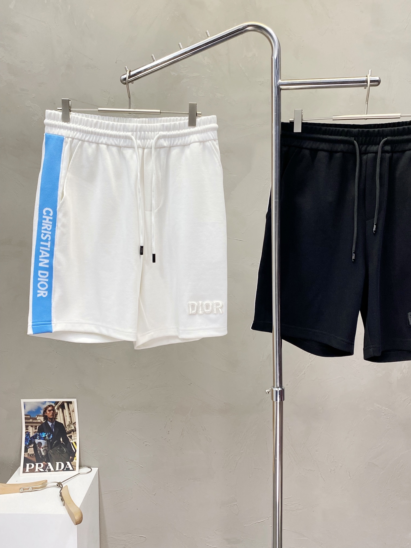 。Dior迪奥💥独家专供新款短裤🩳高端版本！专柜定制面料 透气舒适度高，细节无可挑剔，品牌元素设计理念，