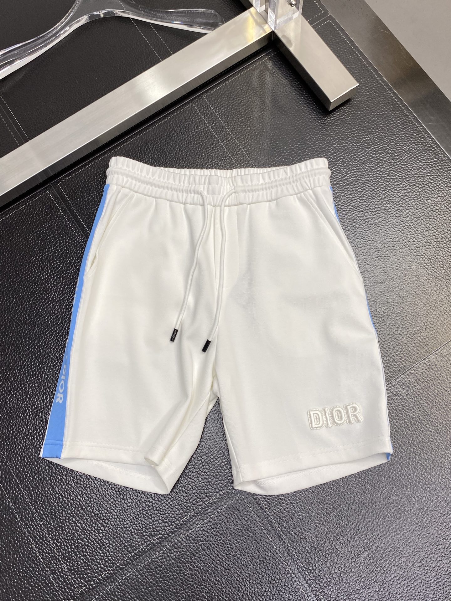 。Dior迪奥💥独家专供新款短裤🩳高端版本！专柜定制面料 透气舒适度高，细节无可挑剔，品牌元素设计理念，