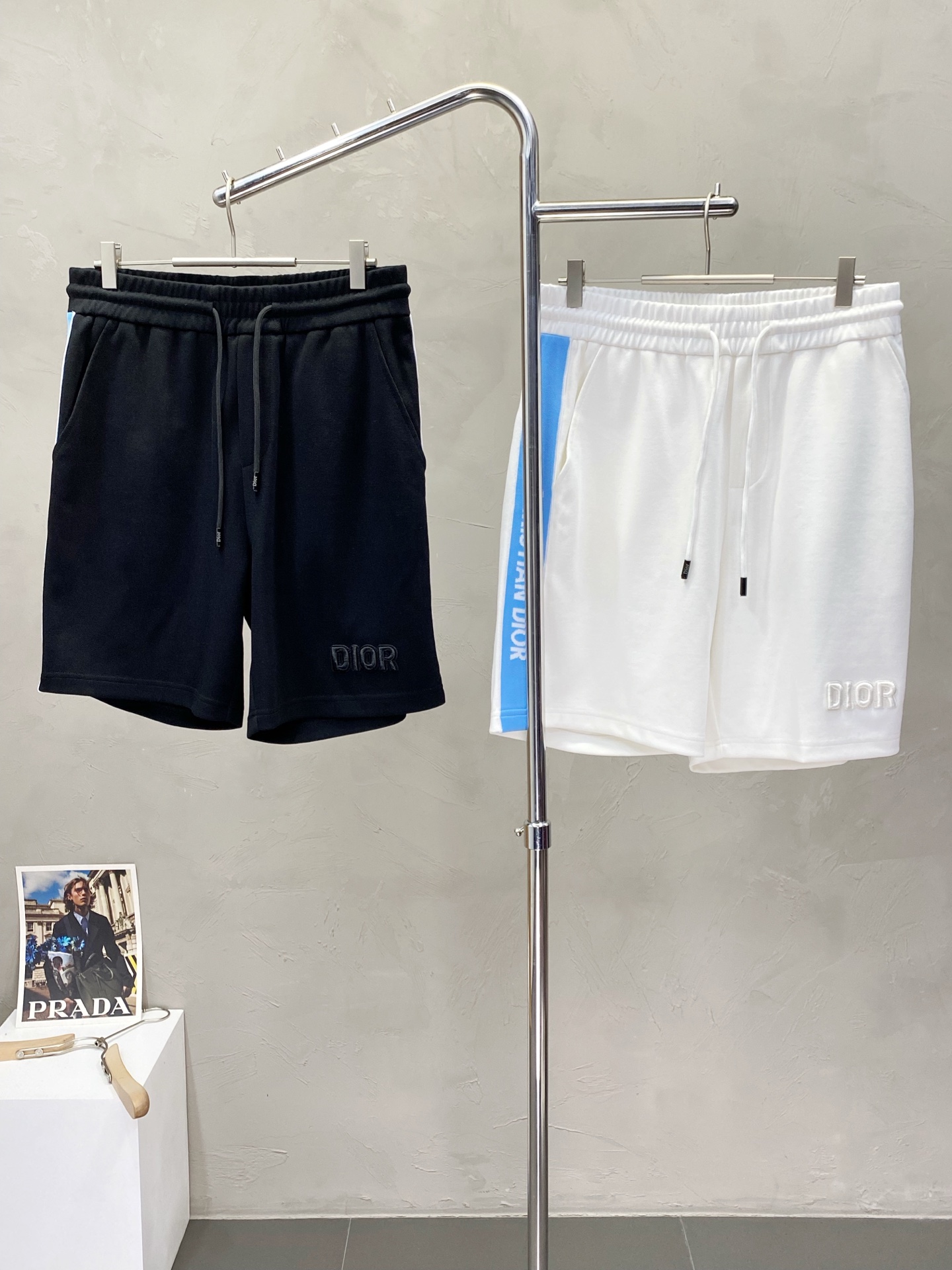 。Dior迪奥💥独家专供新款短裤🩳高端版本！专柜定制面料 透气舒适度高，细节无可挑剔，品牌元素设计理念，