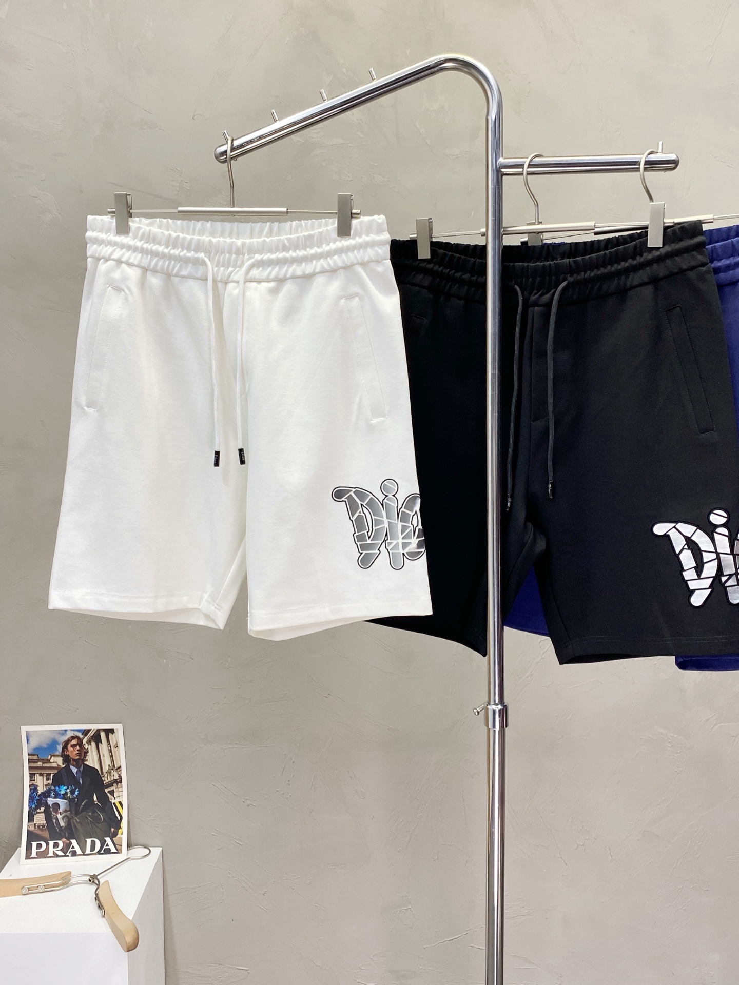 。Dior迪奥💥独家专供新款短裤🩳高端版本！专柜定制面料 透气舒适度高，细节无可挑剔，品牌元素设计理念，