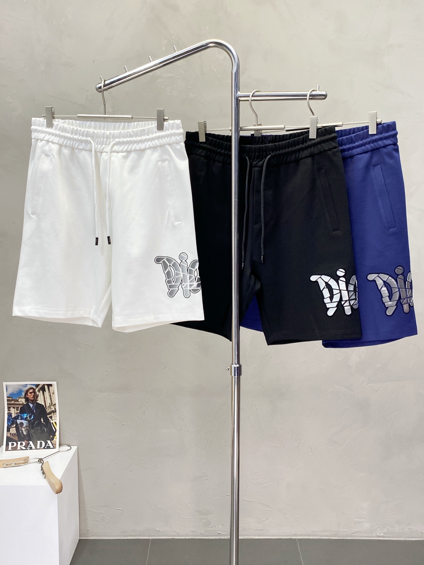 。Dior迪奥💥独家专供新款短裤🩳高端版本！专柜定制面料 透气舒适度高，细节无可挑剔，品牌元素设计理念，