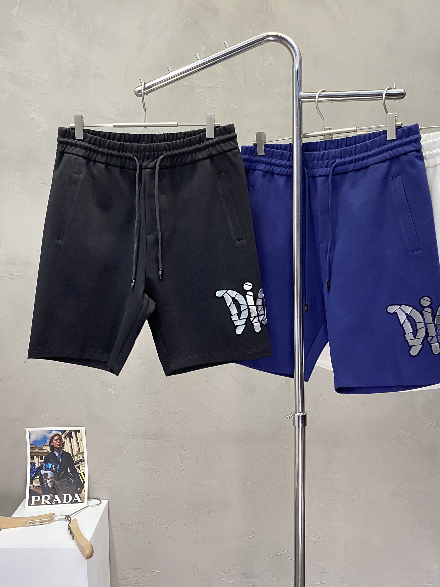 。Dior迪奥💥独家专供新款短裤🩳高端版本！专柜定制面料 透气舒适度高，细节无可挑剔，品牌元素设计理念，