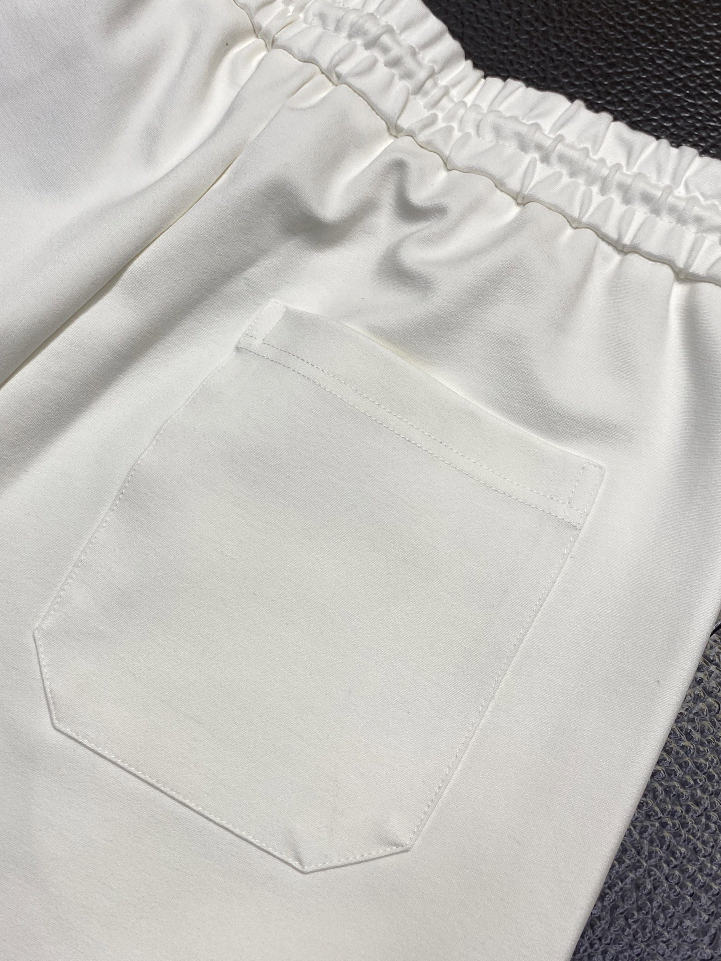 。Dior迪奥💥独家专供新款短裤🩳高端版本！专柜定制面料 透气舒适度高，细节无可挑剔，品牌元素设计理念，