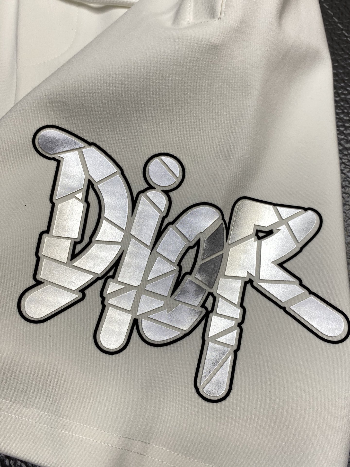 。Dior迪奥💥独家专供新款短裤🩳高端版本！专柜定制面料 透气舒适度高，细节无可挑剔，品牌元素设计理念，