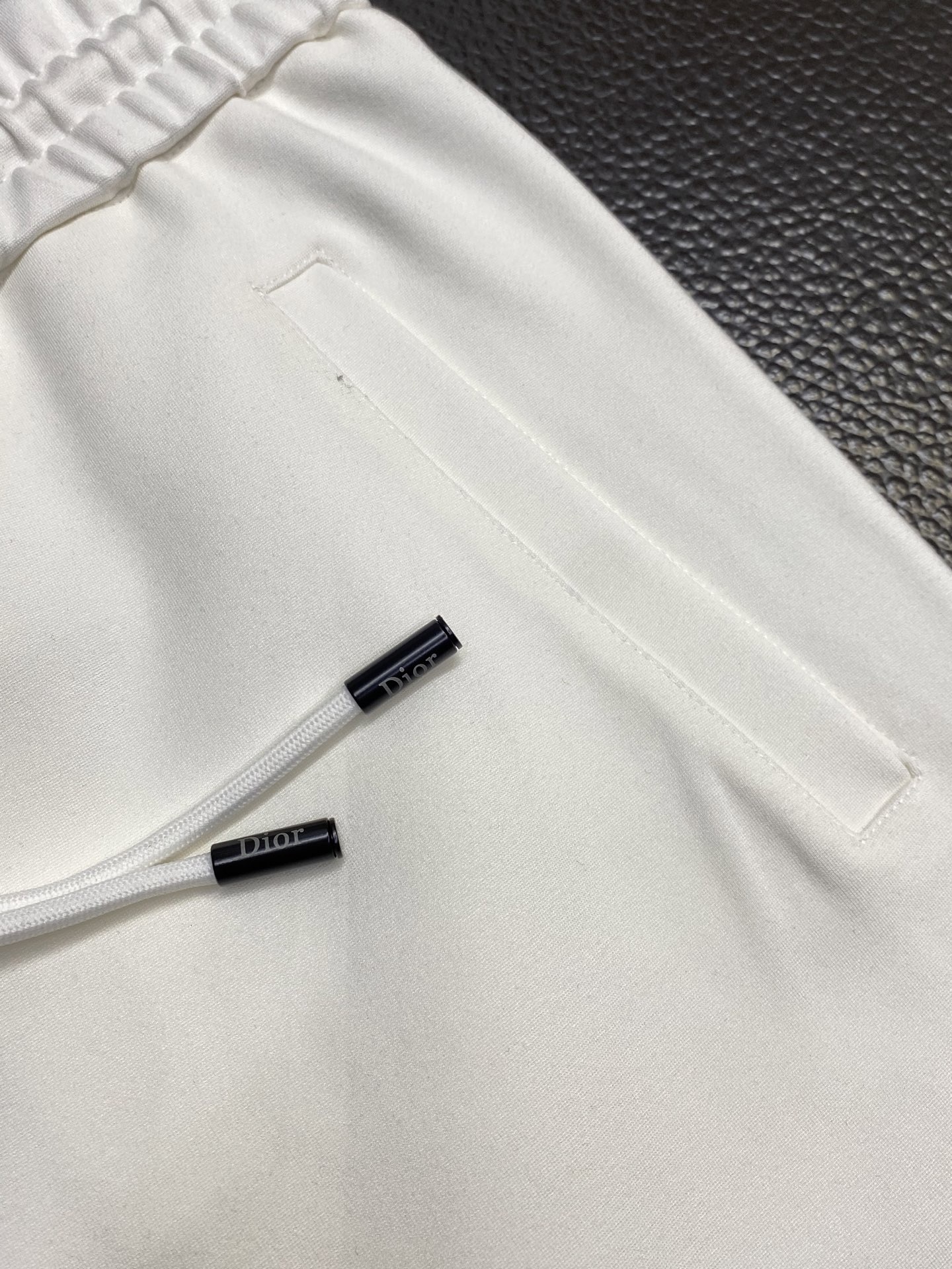 。Dior迪奥💥独家专供新款短裤🩳高端版本！专柜定制面料 透气舒适度高，细节无可挑剔，品牌元素设计理念，