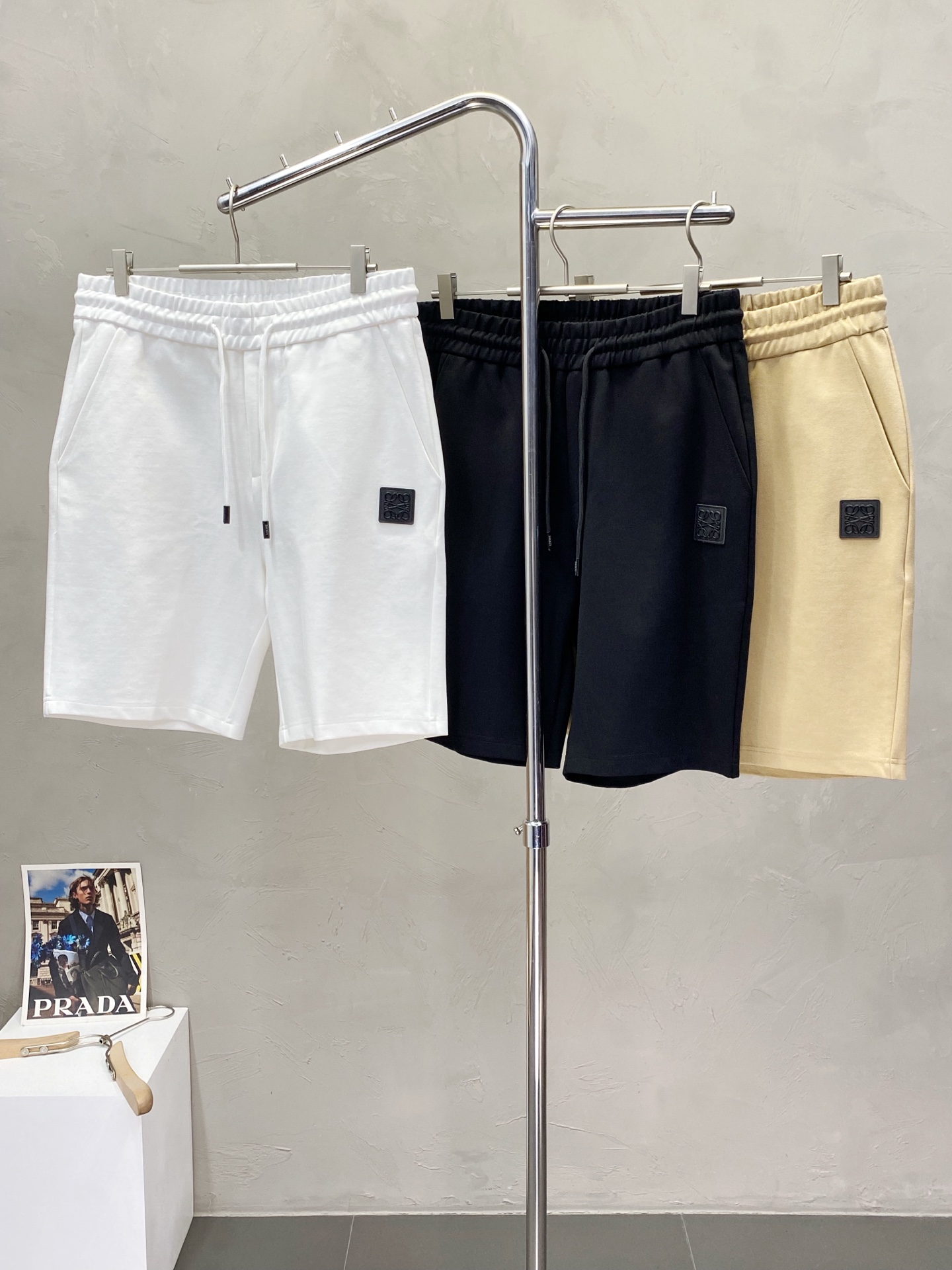 NO:161403,.LOEWE exclusively offers the new high-end version of shorts!  Customized fabrics for counters are breathable and comfortable, with impeccable details, and the brand element design concept reflects high quality. The feel is delicate and soft!  It is casually cut, with a great upper body style!  Number of codes: M-3XL, loewe, loewe, shorts, alexander wang19860909.LOEWE罗意威独家专供新款短裤高端版本！专柜定制面料 透气舒适度高,细节无可挑剔,品牌元素设计理念,体现高品质.手感细腻柔软！呈现休闲裁剪,上身版型超赞！码数: M-3XL,,loewe,loewe,shorts,alexander wang,Men's clothing