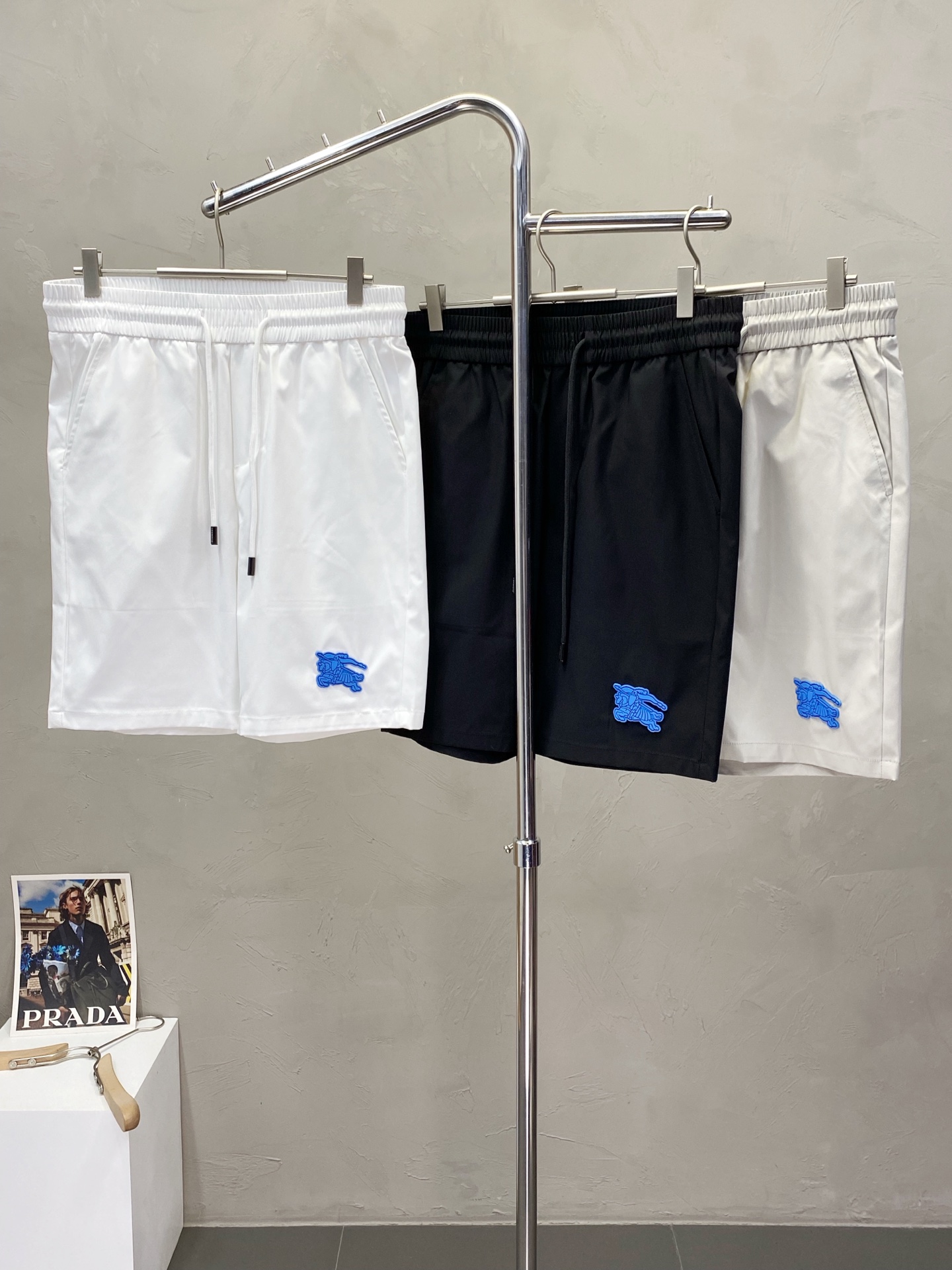 NO:161409,.Burberry exclusively offers new high-end versions of shorts!  Customized fabrics for counters are breathable and comfortable, with impeccable details, and the brand element design concept reflects high quality. The feel is delicate and soft!  It is casually cut, with a great upper body style!  Number of codes: M-3XL, burberry, burberry, shorts, alexander wang19860909.Burberry巴宝莉独家专供新款短裤高端版本！专柜定制面料 透气舒适度高,细节无可挑剔,品牌元素设计理念,体现高品质.手感细腻柔软！呈现休闲裁剪,上身版型超赞！码数: M-3XL,,burberry,burberry,shorts,alexander wang,Men's clothing