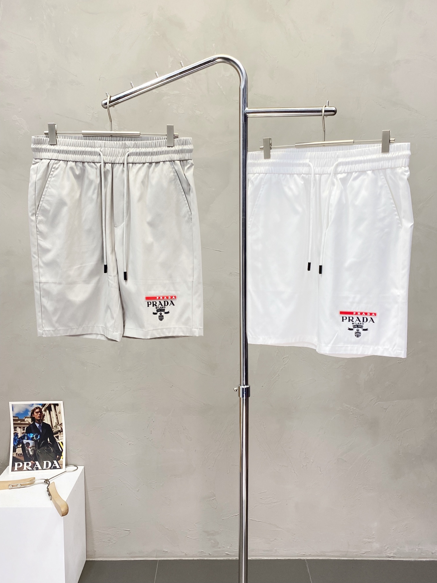 NO:161415,.Prada exclusively offers new high-end versions of shorts!  Customized fabrics for counters are breathable and comfortable, with impeccable details, and the brand element design concept reflects high quality. The feel is delicate and soft!  It is casually cut, with a great upper body style!  Number of codes: M-3XL, prada, prada, shorts, alexander wang19860909.Prada普拉达独家专供新款短裤高端版本！专柜定制面料 透气舒适度高,细节无可挑剔,品牌元素设计理念,体现高品质.手感细腻柔软！呈现休闲裁剪,上身版型超赞！码数: M-3XL,,prada,prada,shorts,alexander wang,Men's clothing