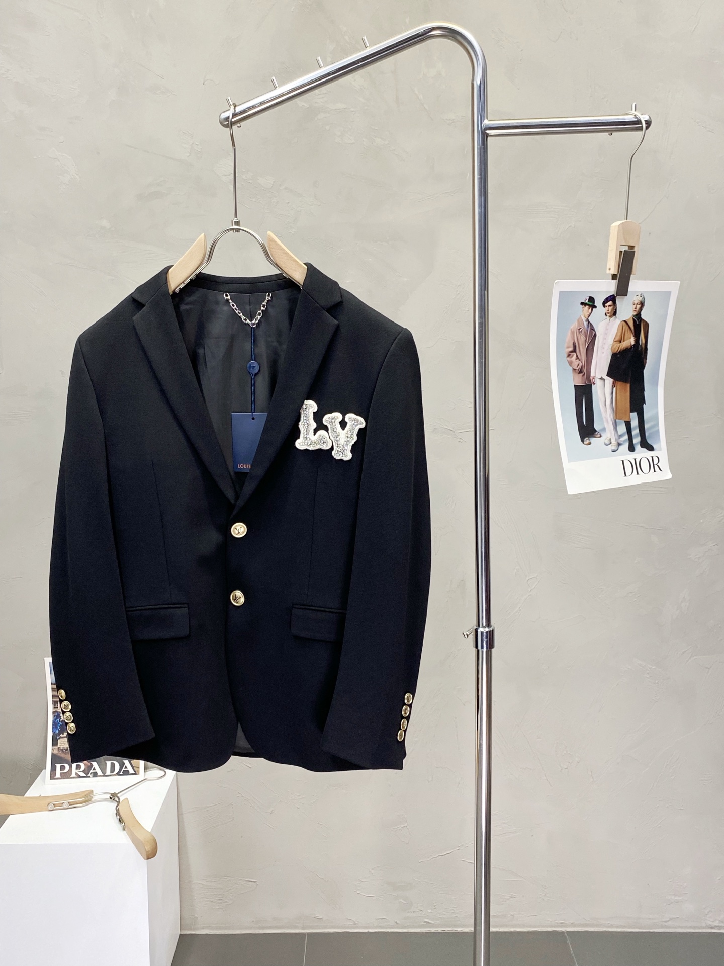 NO:159902,.Louis Vuitton Louis Vuitton Spring and Autumn New Suit. Foreign Trade Company Order Simple and Casual Suit Jacket, exclusively for imported original polyester fiber fabric, breathable, soft and warm, strong and drape, the whole piece of clothing is neat and flat, all hardware accessories are customer-supplied top-grade accessories, and it is obvious that it is high-end fabric. This fabric is fixed-woven. There is no good product from the outside, and there is no picky place. This jacket is often worn and has strong practicality. Size M-3XL,,louis vuitton,louis vuitton,jackets & coats,business suit,alexander wang19860909.Louis Vuitton路易威登春秋新款西服.外贸公司订单 简约休闲西装外套,独家专供进口原版聚酯纤维面料,透气柔软保暖性很强,笔挺垂感十足,整件衣服车工走线整齐平整,所有五金附料都是客供带logo顶级配件 一看就是高档的面料 这种面料都是定织的 外面根本就没有 正规大厂途径出来的好货,无任何有挑剔的地方 这样的一件外套属于常备常穿的,实用性很强.尺码M-3XL,,louis vuitton,louis vuitton,jackets & coats,business suit,alexander wang,Men's clothing