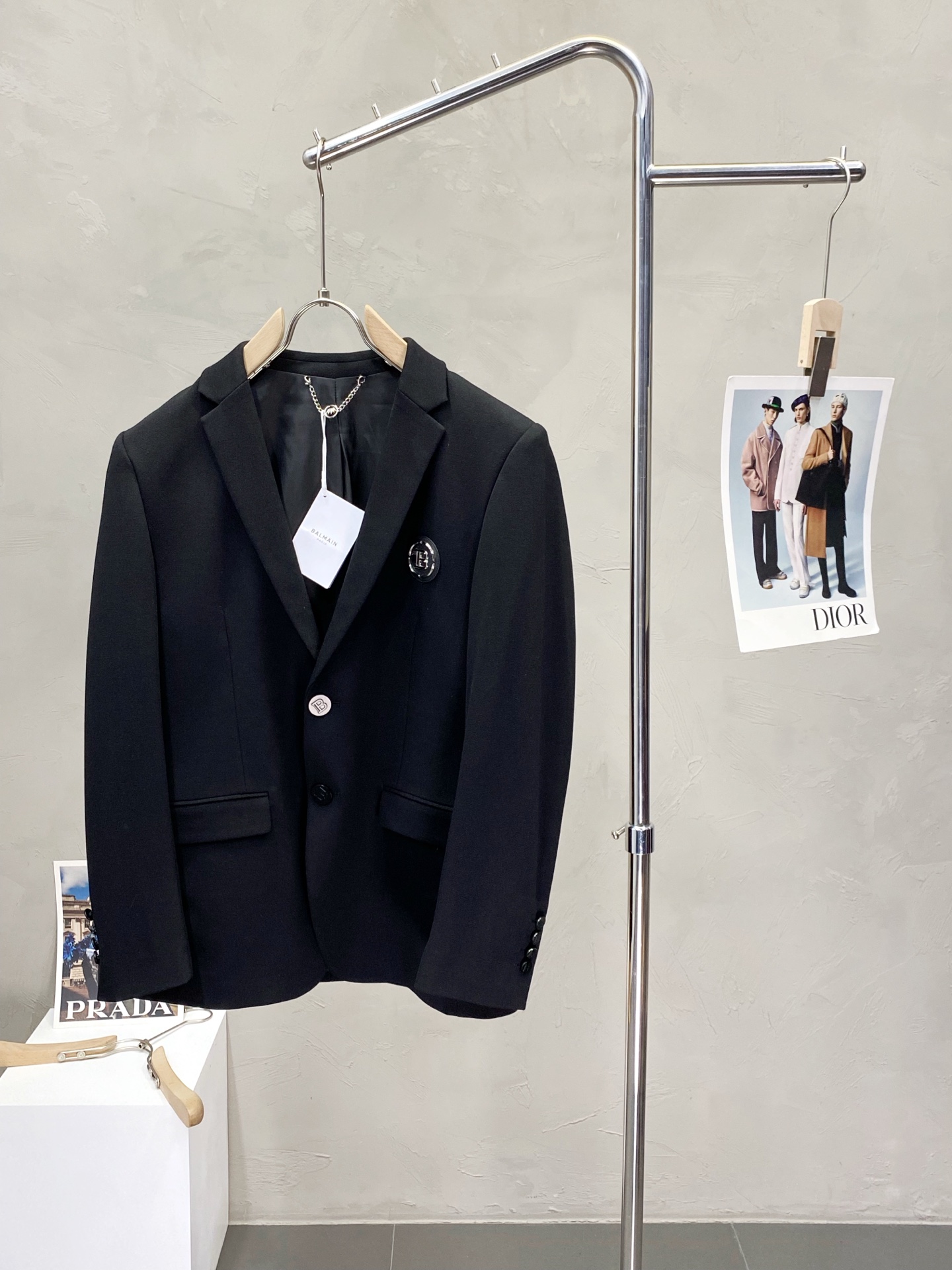 NO:159897,.BALMAIN Balmain Spring and Autumn New Suit. Foreign Trade Company Order Simple and Casual Suit Jacket, exclusively for imported original polyester fiber fabric, breathable, soft and warm, strong straight and drape, the whole piece of clothing is neat and flat, all hardware accessories are top-grade accessories with logo, and it is obvious that it is high-end fabric. This fabric is fixed-woven. There is no good product from the outside through a regular manufacturer, without any picky place. This jacket is often worn and has strong practicality. Size M-3XL, balmain, balmain, jackets & coats, business suit, alexander wang19860909.BALMAIN巴尔曼春秋新款西服.外贸公司订单 简约休闲西装外套,独家专供进口原版聚酯纤维面料,透气柔软保暖性很强,笔挺垂感十足,整件衣服车工走线整齐平整,所有五金附料都是客供带logo顶级配件 一看就是高档的面料 这种面料都是定织的 外面根本就没有 正规大厂途径出来的好货,无任何有挑剔的地方 这样的一件外套属于常备常穿的,实用性很强.尺码M-3XL,,balmain,balmain,jackets & coats,business suit,alexander wang,Men's clothing