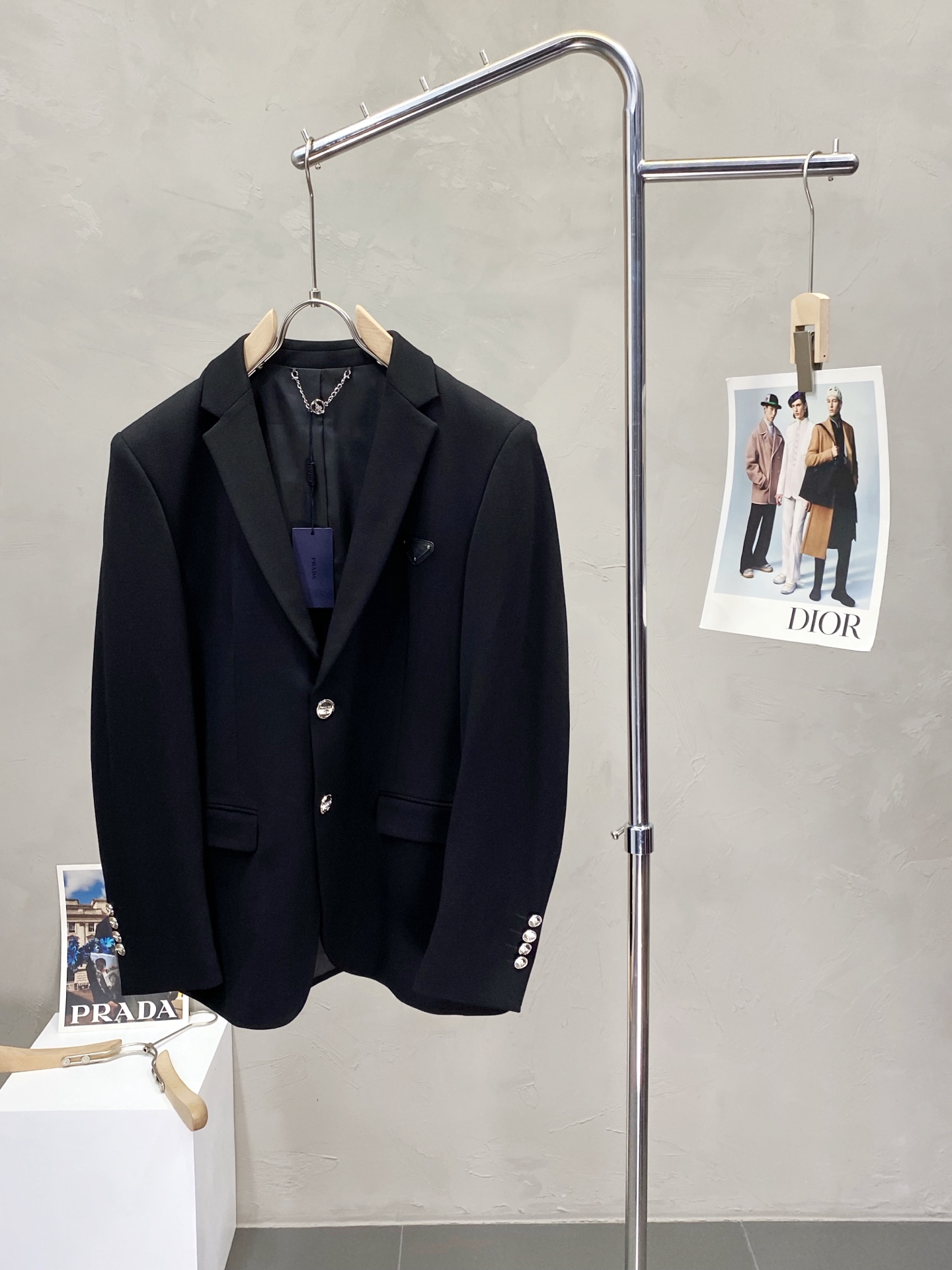 NO:159899,.Prada Prada Spring and Autumn New Suit. Foreign Trade Company Order Simple and Casual Suit Jacket, exclusively for imported original polyester fiber fabric, breathable, soft and warm, strong and drape, the whole piece of clothing is neat and flat, all hardware accessories are top-grade accessories with logo, and it is obvious that it is high-end fabric. This fabric is fixed-woven. There is no good product from the outside through a regular manufacturer, without any picky place. This jacket is often worn and has strong practicality. Size M-3XL,,prada,prada, jackets & coats,business suit,alexander wang19860909.Prada普拉达春秋新款西服.外贸公司订单 简约休闲西装外套,独家专供进口原版聚酯纤维面料,透气柔软保暖性很强,笔挺垂感十足,整件衣服车工走线整齐平整,所有五金附料都是客供带logo顶级配件 一看就是高档的面料 这种面料都是定织的 外面根本就没有 正规大厂途径出来的好货,无任何有挑剔的地方 这样的一件外套属于常备常穿的,实用性很强.尺码M-3XL,,prada,prada,jackets & coats,business suit,alexander wang,Men's clothing