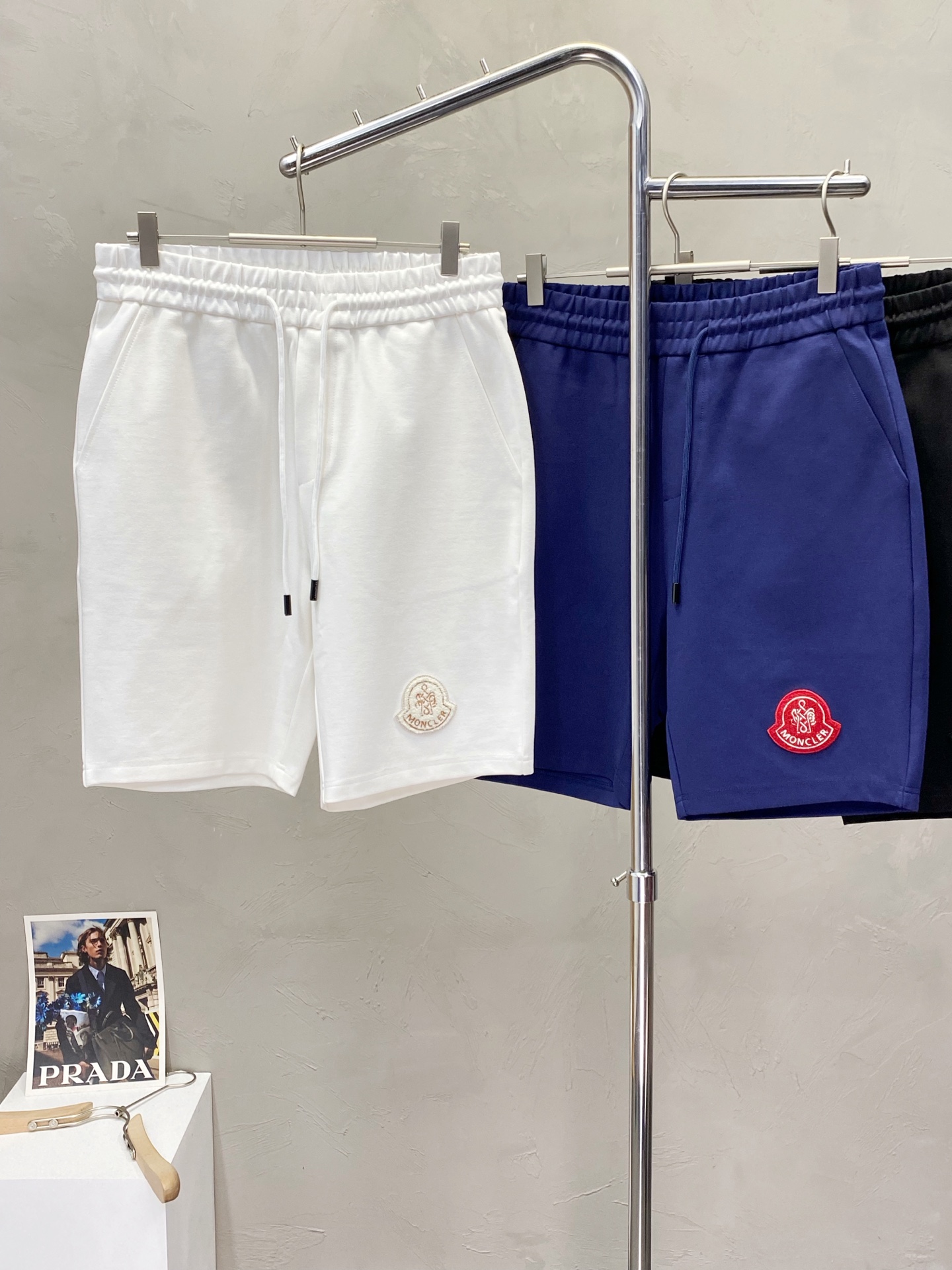 。Moncler蒙口💥独家专供新款短裤🩳高端版本！专柜定制面料 透气舒适度高，细节无可挑剔，品牌元素设计
