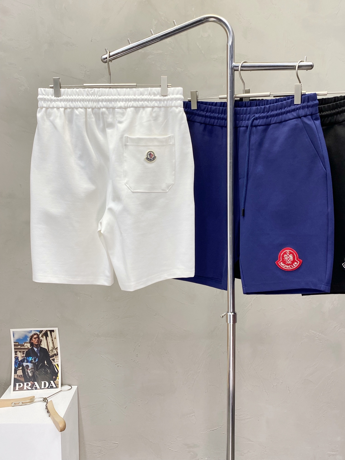 。Moncler蒙口💥独家专供新款短裤🩳高端版本！专柜定制面料 透气舒适度高，细节无可挑剔，品牌元素设计
