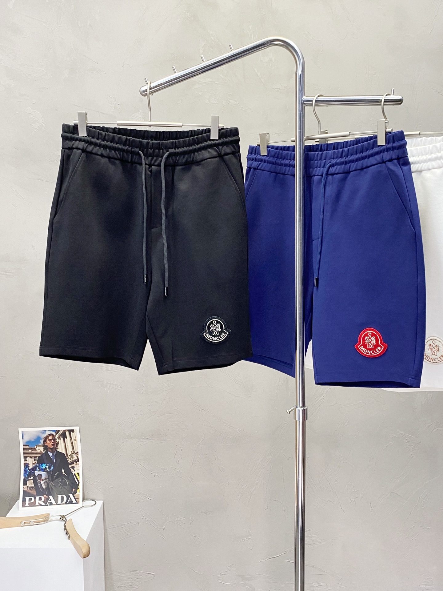 。Moncler蒙口💥独家专供新款短裤🩳高端版本！专柜定制面料 透气舒适度高，细节无可挑剔，品牌元素设计