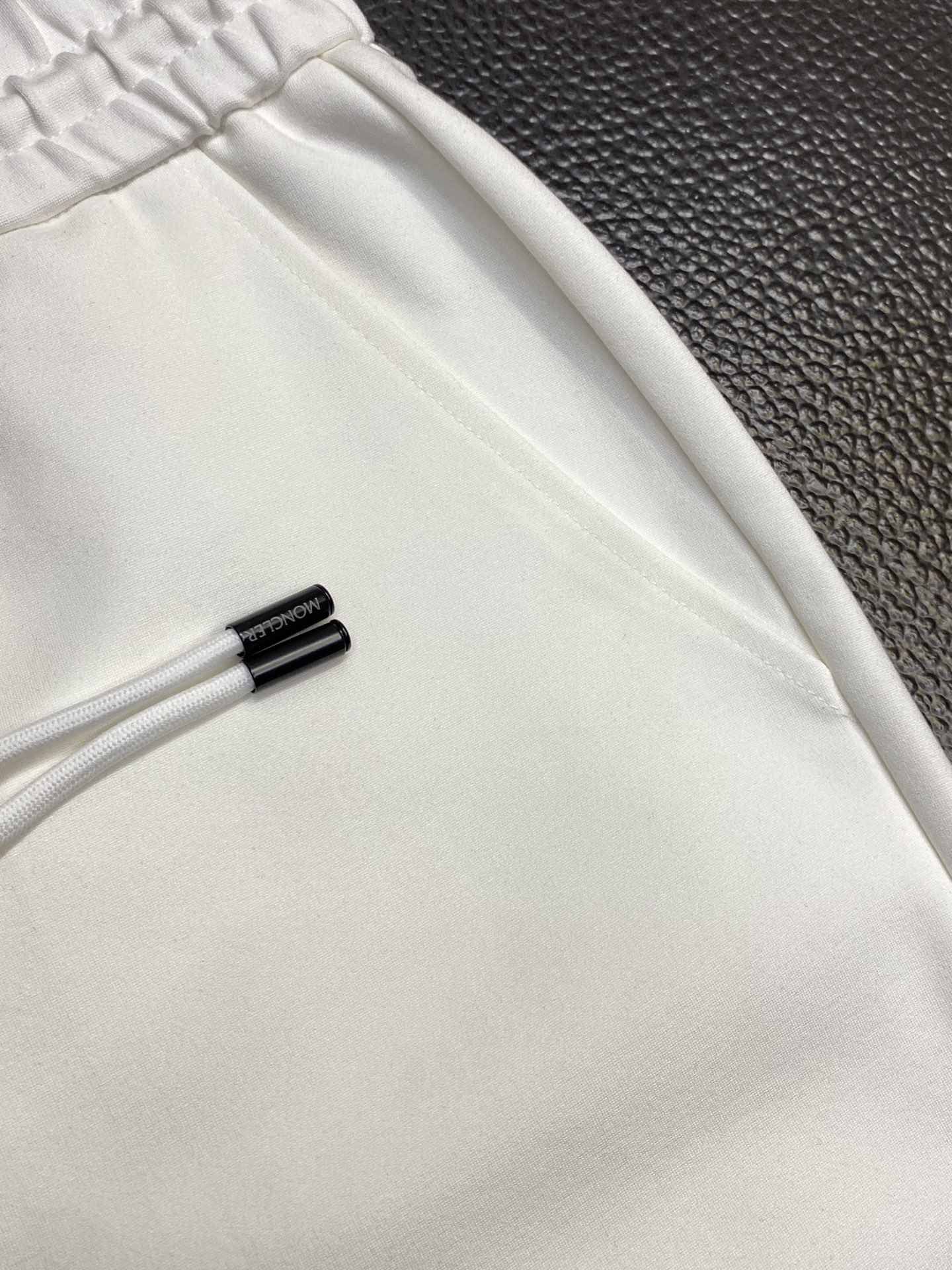 。Moncler蒙口💥独家专供新款短裤🩳高端版本！专柜定制面料 透气舒适度高，细节无可挑剔，品牌元素设计