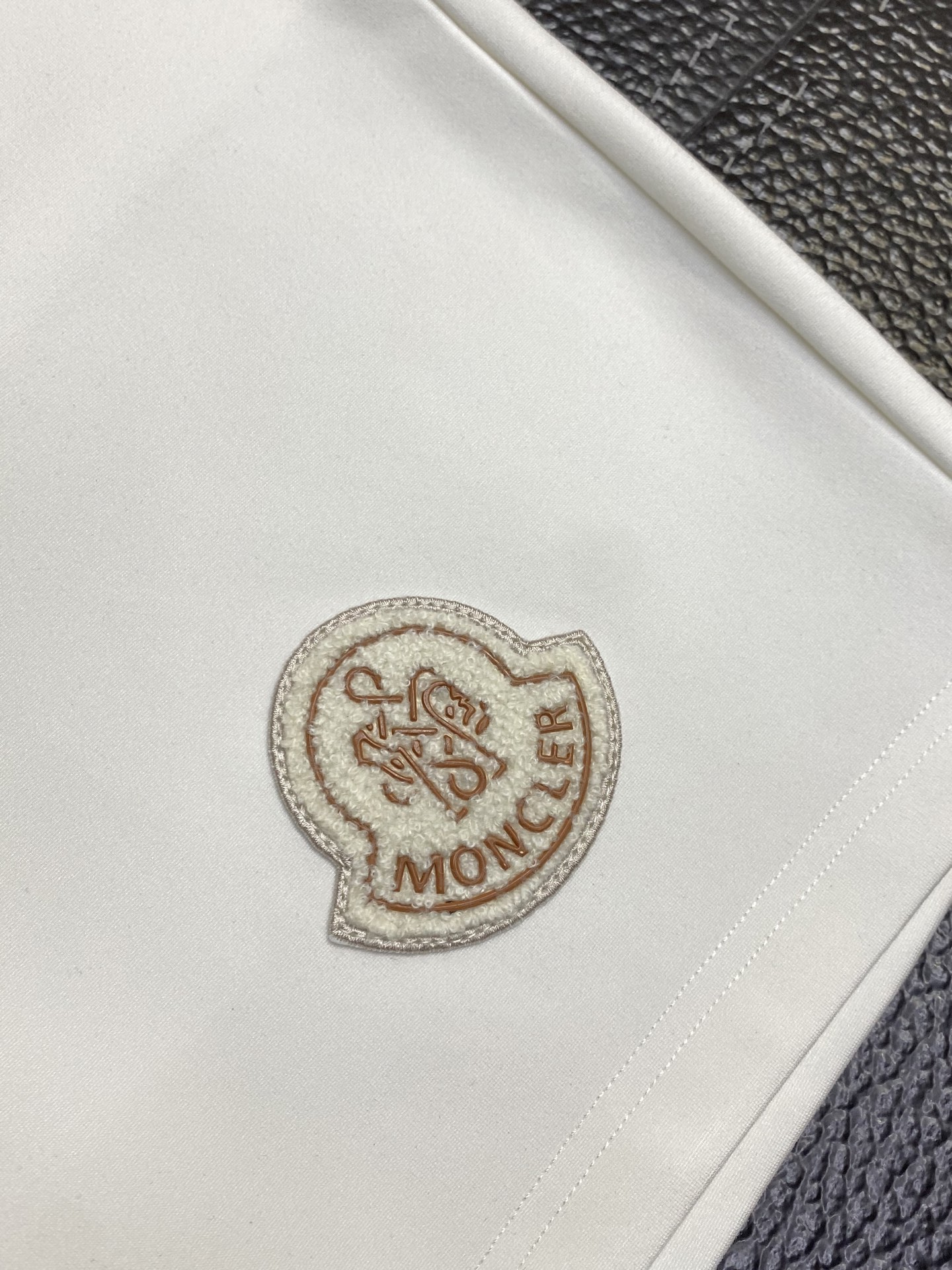 。Moncler蒙口💥独家专供新款短裤🩳高端版本！专柜定制面料 透气舒适度高，细节无可挑剔，品牌元素设计