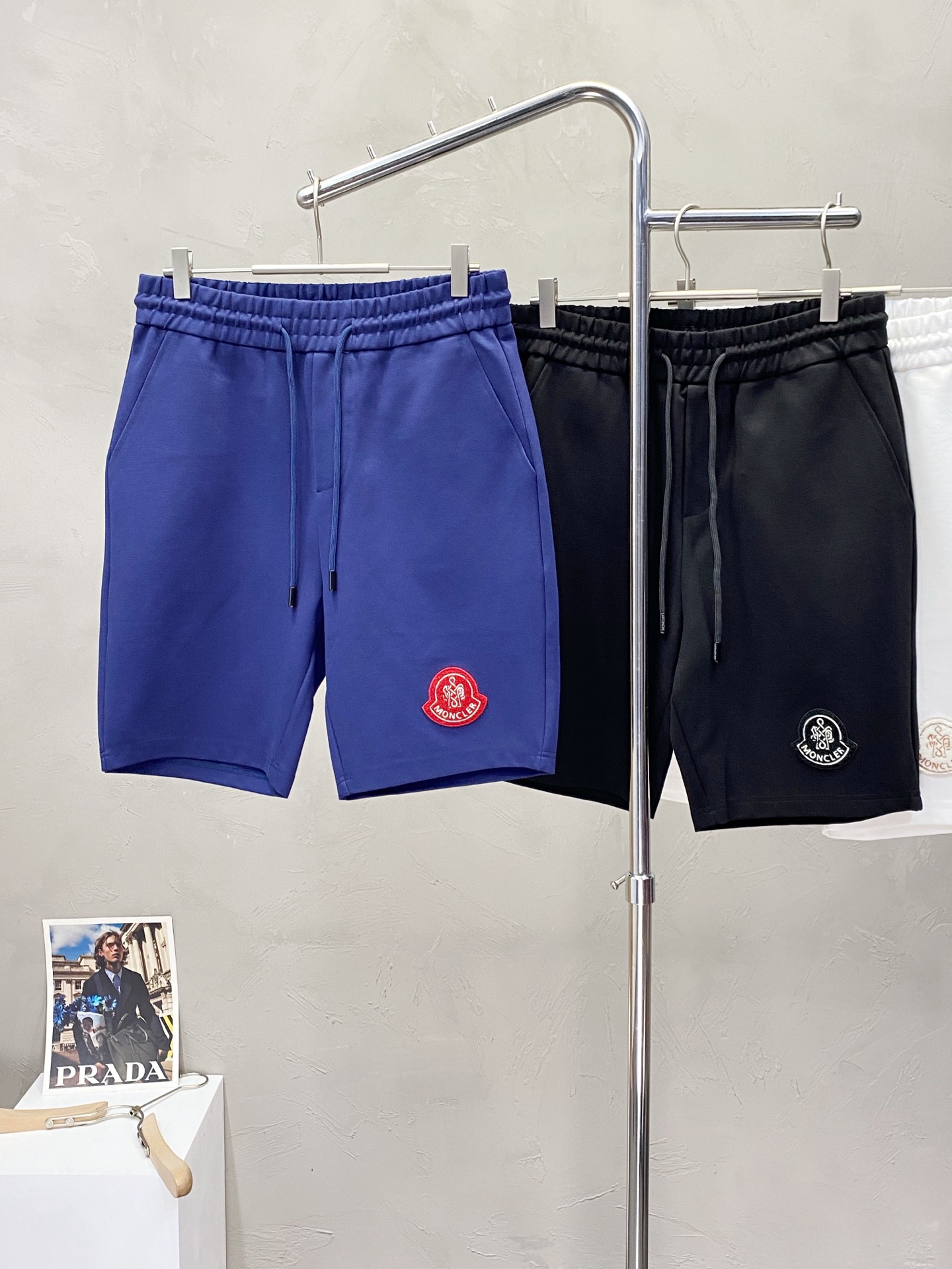。Moncler蒙口💥独家专供新款短裤🩳高端版本！专柜定制面料 透气舒适度高，细节无可挑剔，品牌元素设计