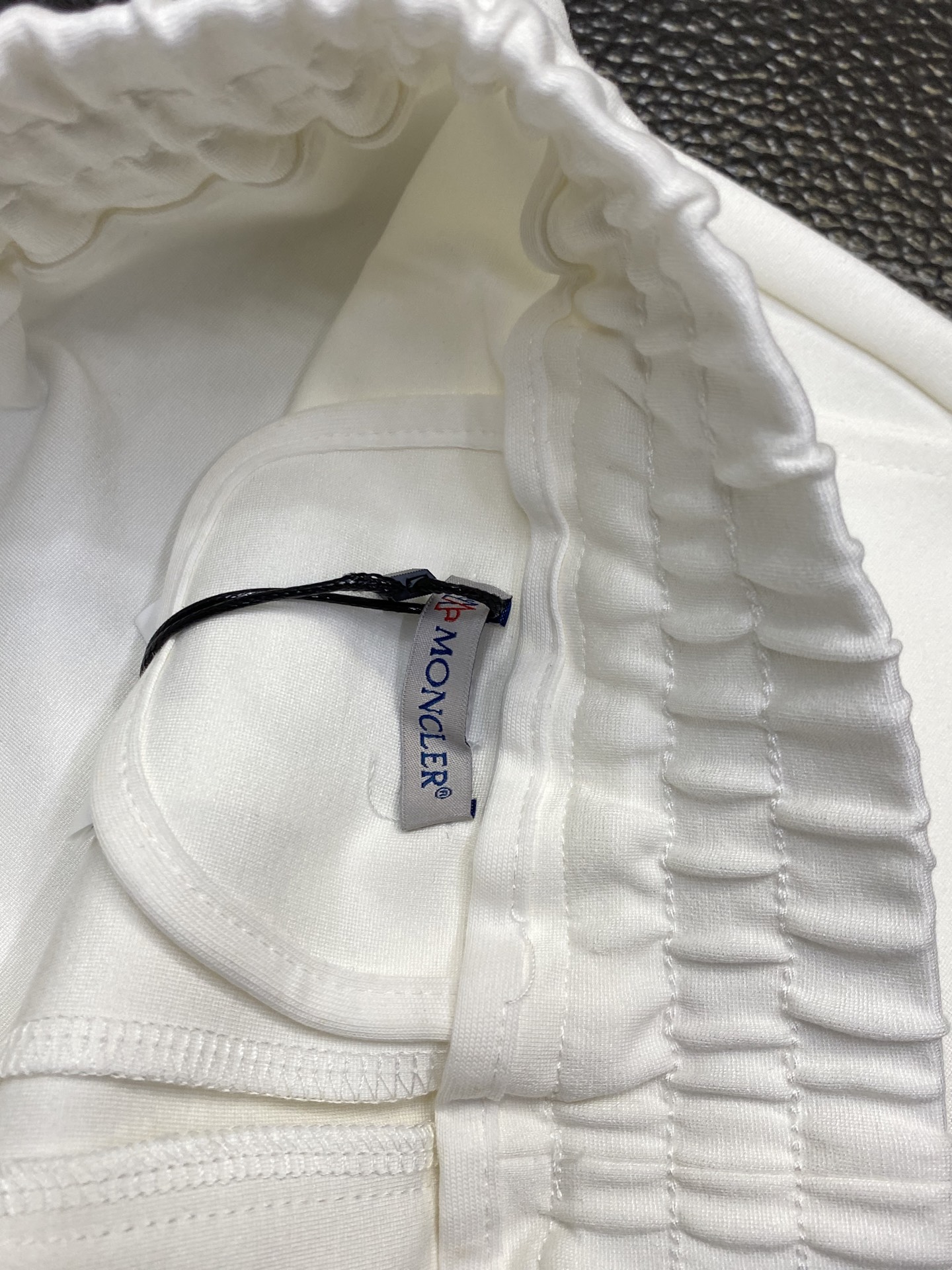 。Moncler蒙口💥独家专供新款短裤🩳高端版本！专柜定制面料 透气舒适度高，细节无可挑剔，品牌元素设计