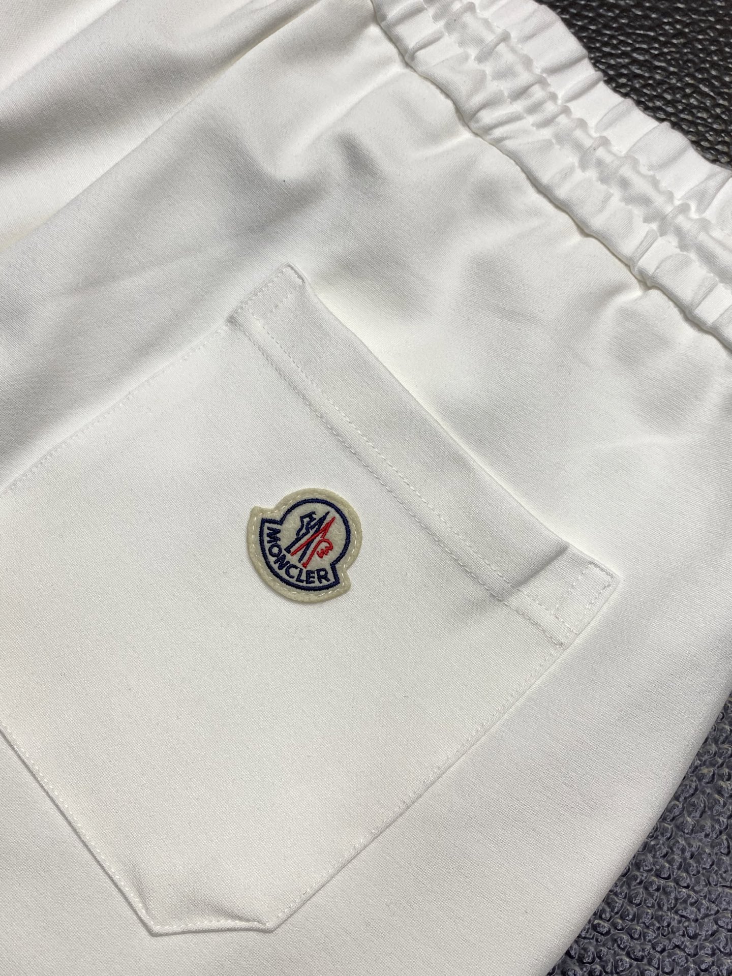 。Moncler蒙口💥独家专供新款短裤🩳高端版本！专柜定制面料 透气舒适度高，细节无可挑剔，品牌元素设计