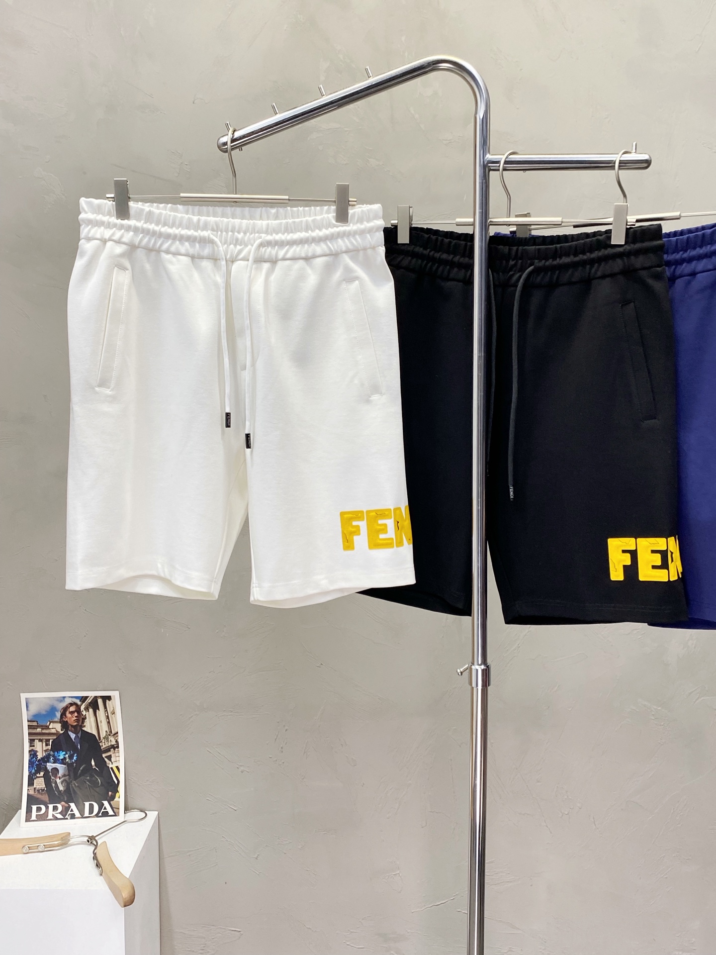 。FENDI芬迪💥独家专供新款短裤🩳高端版本！专柜定制面料 透气舒适度高，细节无可挑剔，品牌元素设计理念