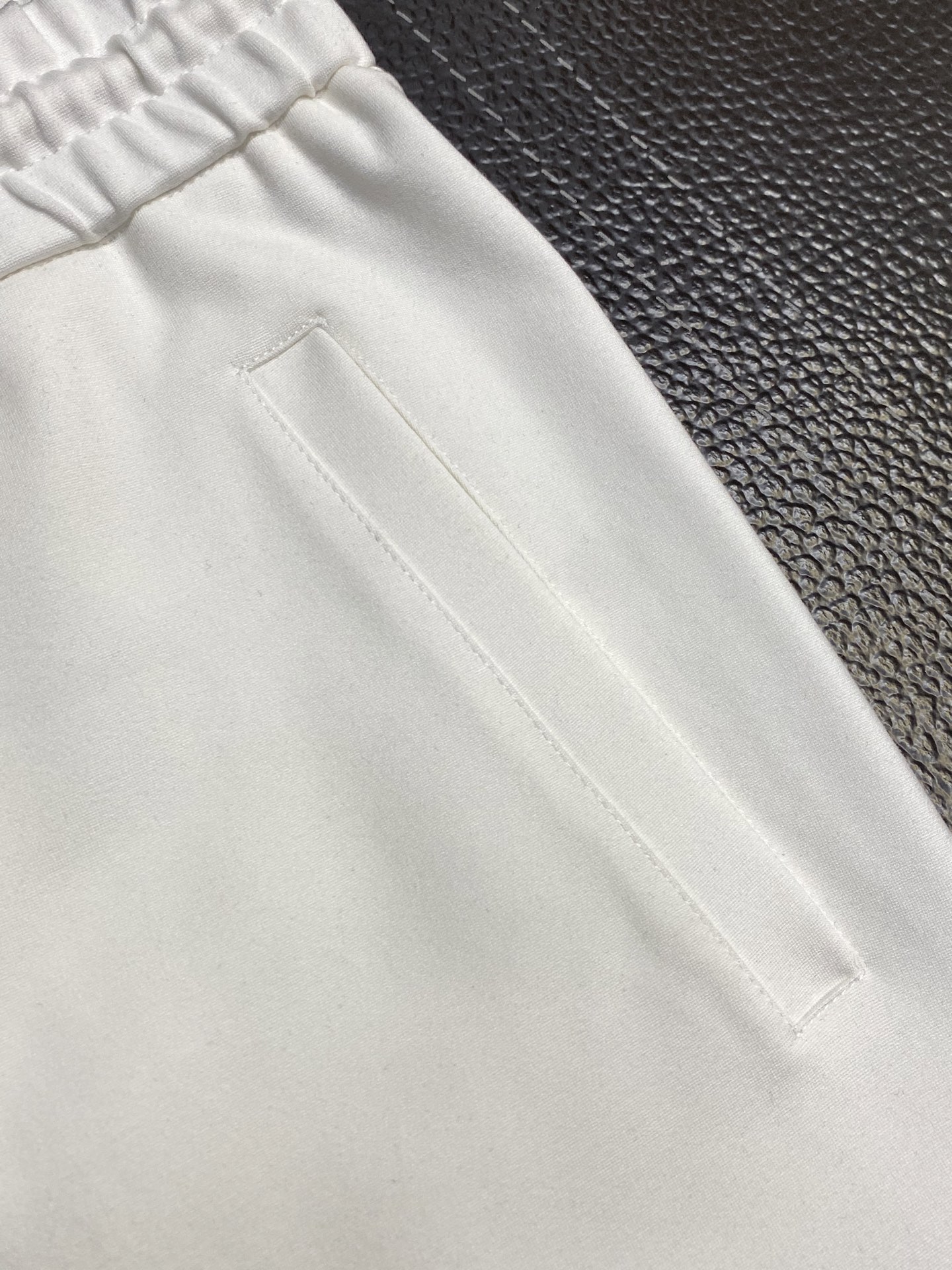 。FENDI芬迪💥独家专供新款短裤🩳高端版本！专柜定制面料 透气舒适度高，细节无可挑剔，品牌元素设计理念