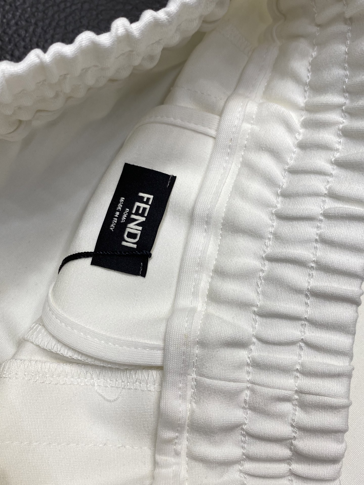 。FENDI芬迪💥独家专供新款短裤🩳高端版本！专柜定制面料 透气舒适度高，细节无可挑剔，品牌元素设计理念