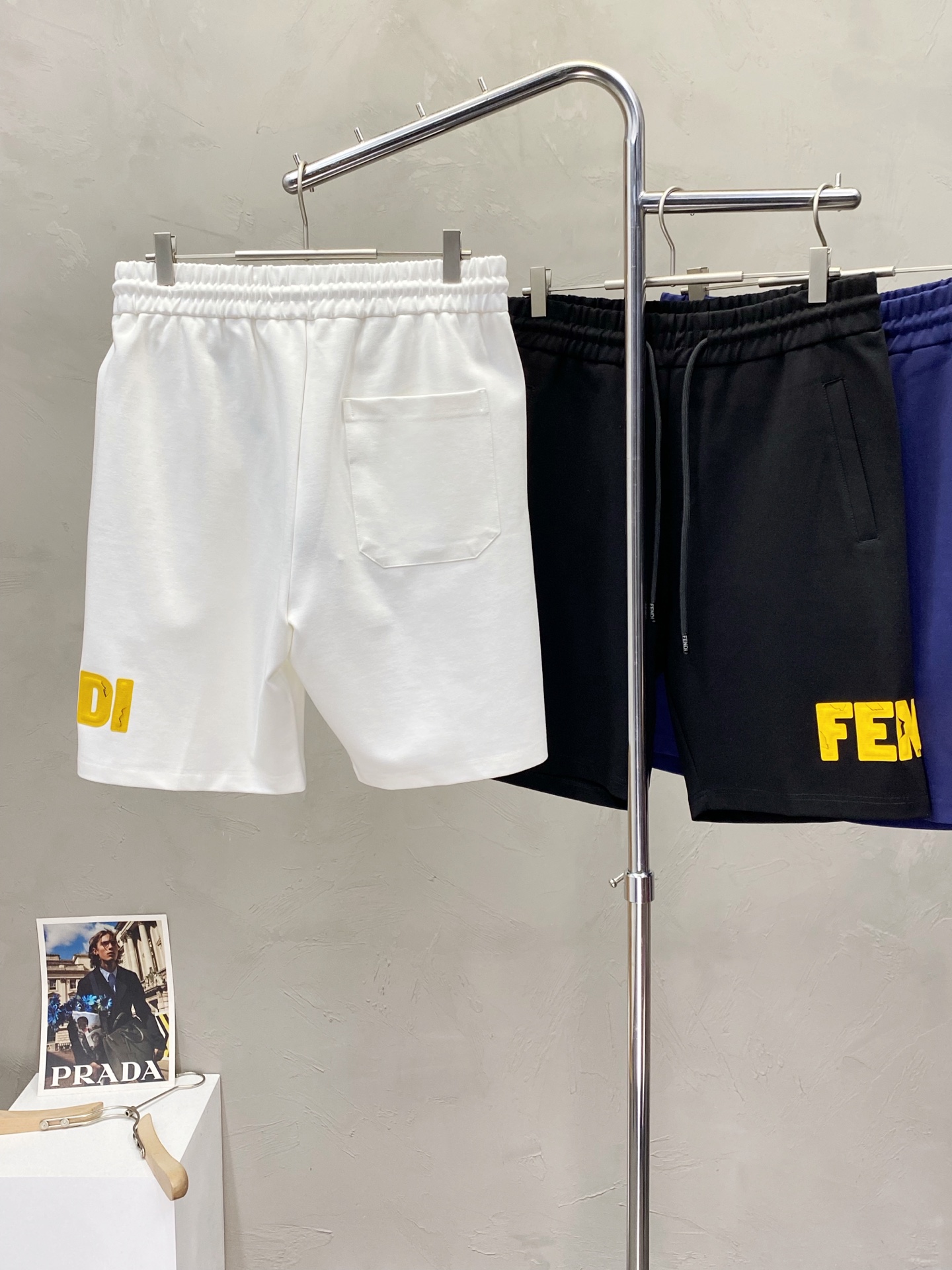 。FENDI芬迪💥独家专供新款短裤🩳高端版本！专柜定制面料 透气舒适度高，细节无可挑剔，品牌元素设计理念