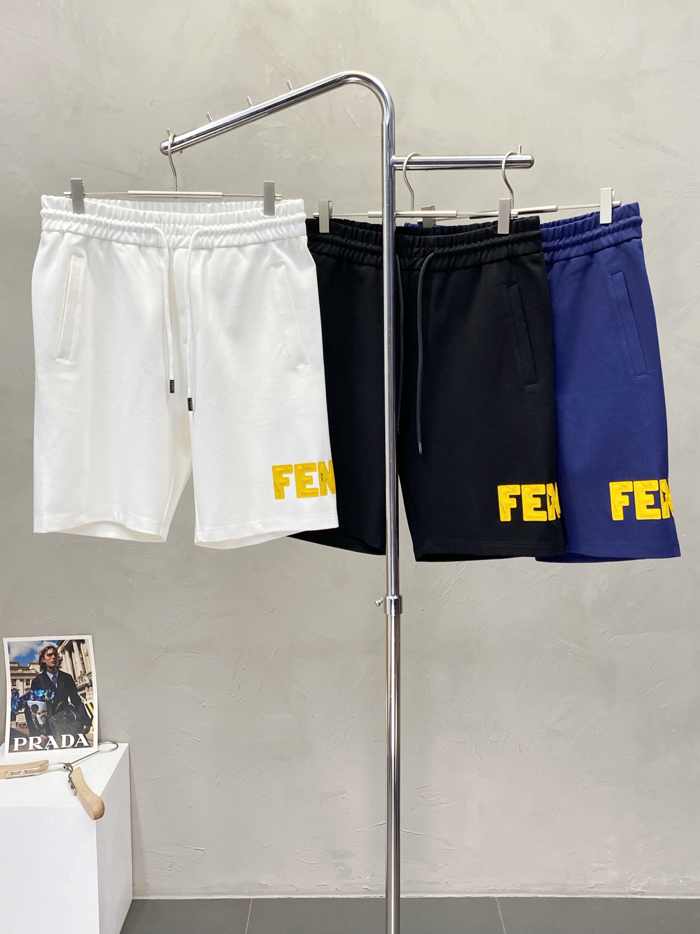 。FENDI芬迪💥独家专供新款短裤🩳高端版本！专柜定制面料 透气舒适度高，细节无可挑剔，品牌元素设计理念