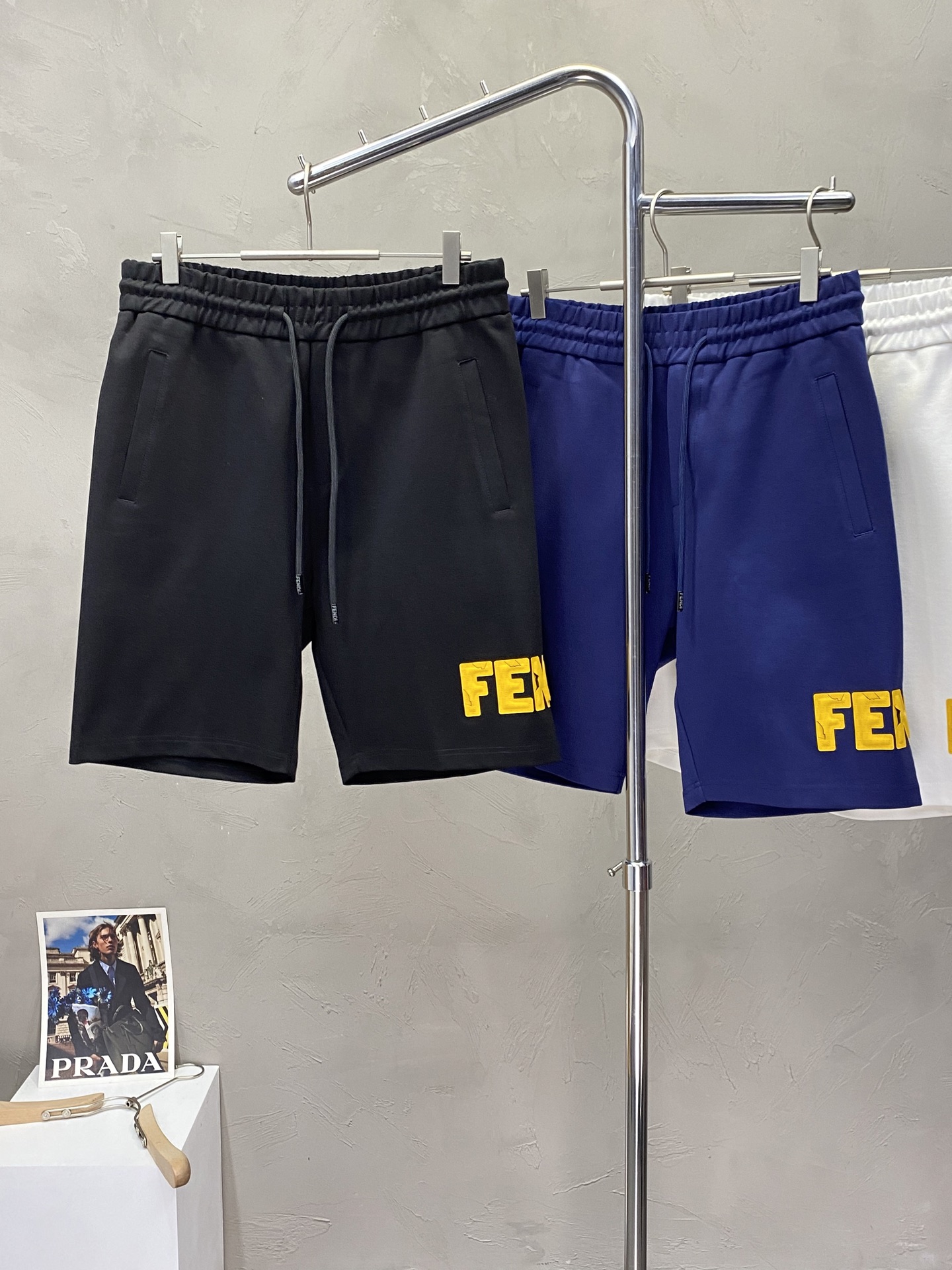 。FENDI芬迪💥独家专供新款短裤🩳高端版本！专柜定制面料 透气舒适度高，细节无可挑剔，品牌元素设计理念