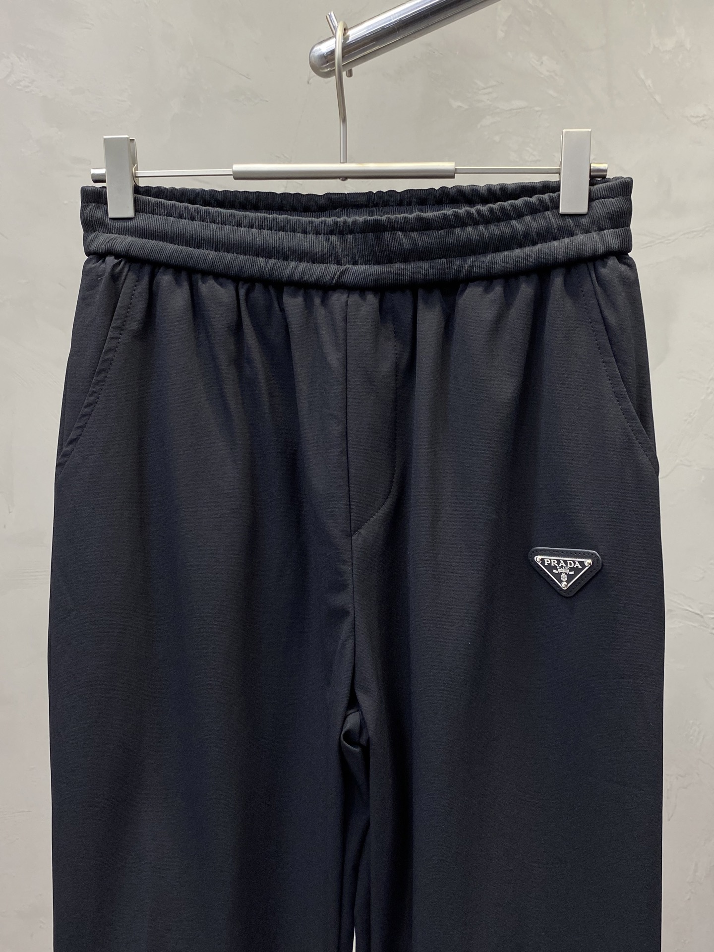 。Prada普拉达💥独家专供新款 休闲裤 高端版本！专柜定制面料 透气舒适度高，细节无可挑剔，品牌元素设