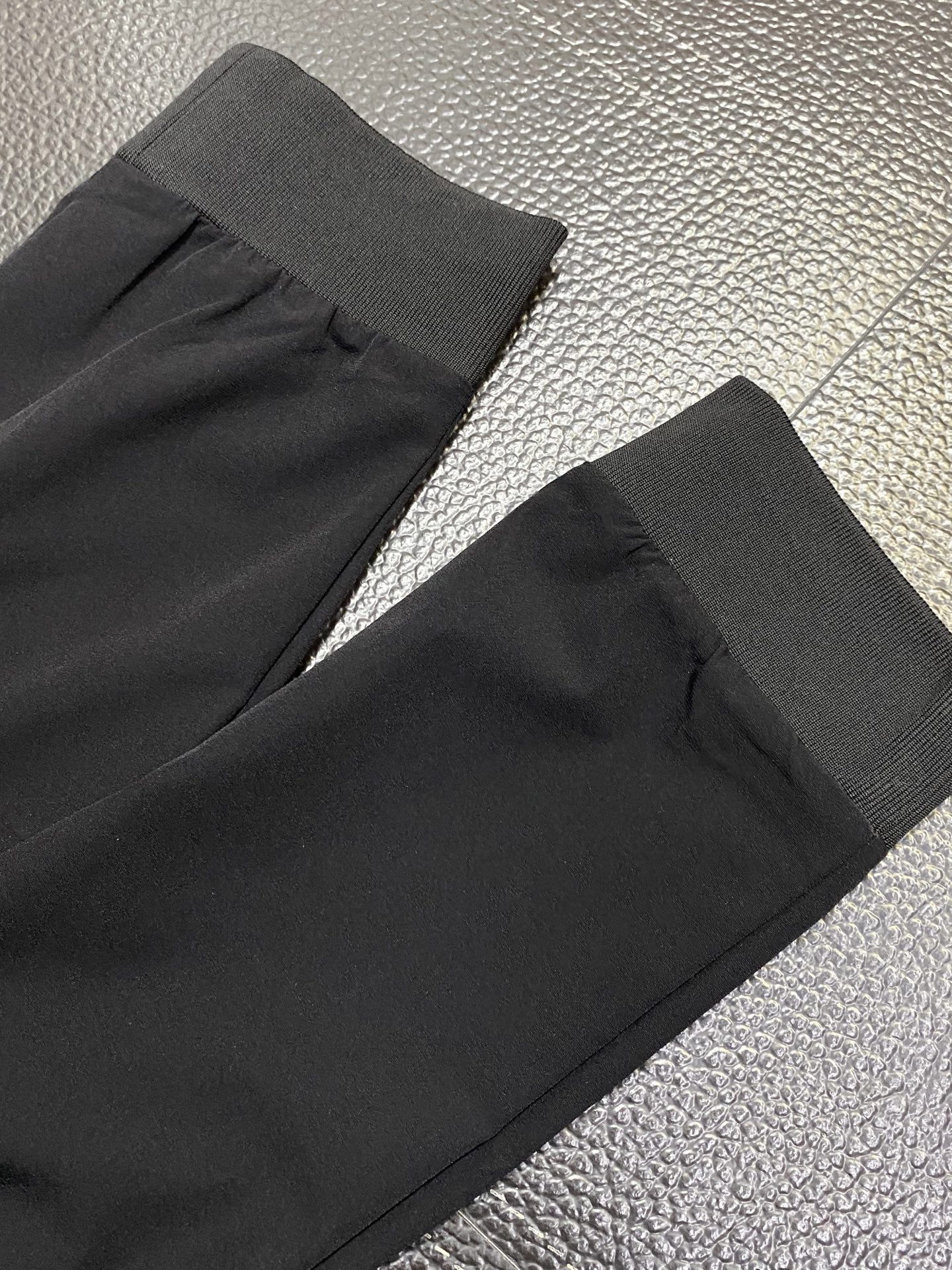 。Prada普拉达💥独家专供新款 休闲裤 高端版本！专柜定制面料 透气舒适度高，细节无可挑剔，品牌元素设