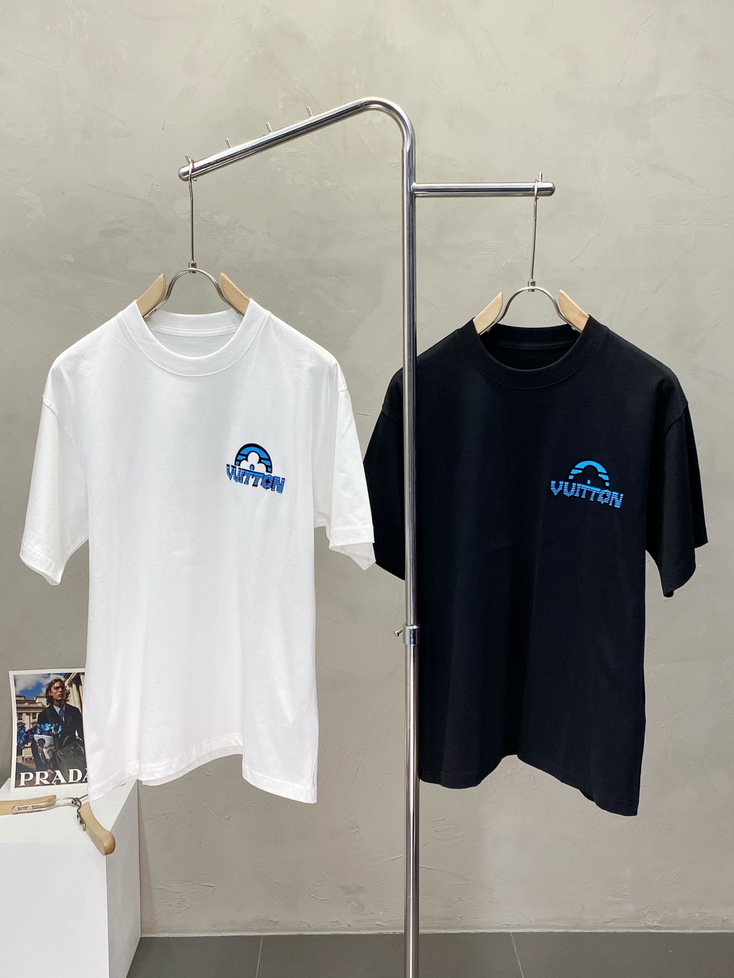 NO:161417,.Louis Vuitton exclusively offers new men's casual short sleeves, high-end customization, high-end version, fashionable and versatile imported fabric, super soft and delicate, skin-friendly and comfortable to wear, high-end boutique, OEM, fine-made top body, very good, men's essential items, three standards, complete code M-3XL,,louis vuitton,louis vuitton,T-shirt,alexander wang19860909.Louis Vuitton路易威登独家专供新款男士休闲短袖 高端定制 高端版本 时尚百搭爆款进口面料 手感超柔软细腻 穿着亲肤舒适 高端精品 代工厂精细做上身非常赞 男士必备单品 三标齐全 码数M-3XL,,louis vuitton,louis vuitton,T-shirt,alexander wang,Men's clothing