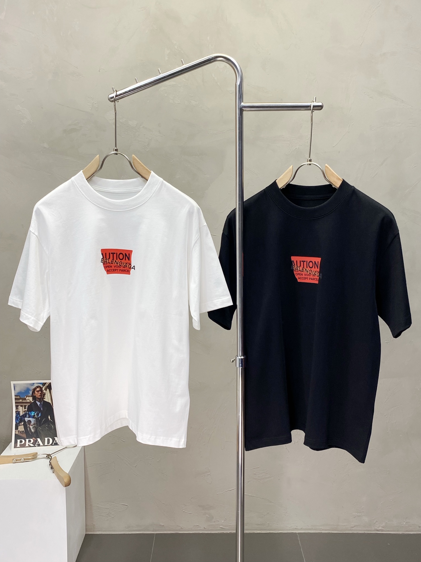 NO:161425,.Balenciga exclusively offers new men's casual short-sleeved high-end customization high-end version fashionable and versatile imported fabrics with super soft and delicate touch, skin-friendly and comfortable high-end quality OEM factory fine-made top body very good Men's essential items, complete three standards, M-3XL, balenciaga, balenciaga, T-shirt, alexander wang19860909.Balenciga巴黎世家独家专供新款男士休闲短袖 高端定制 高端版本 时尚百搭爆款进口面料 手感超柔软细腻 穿着亲肤舒适 高端精品 代工厂精细做上身非常赞 男士必备单品 三标齐全 码数M-3XL,,balenciaga,balenciaga,T-shirt,alexander wang,Men's clothing