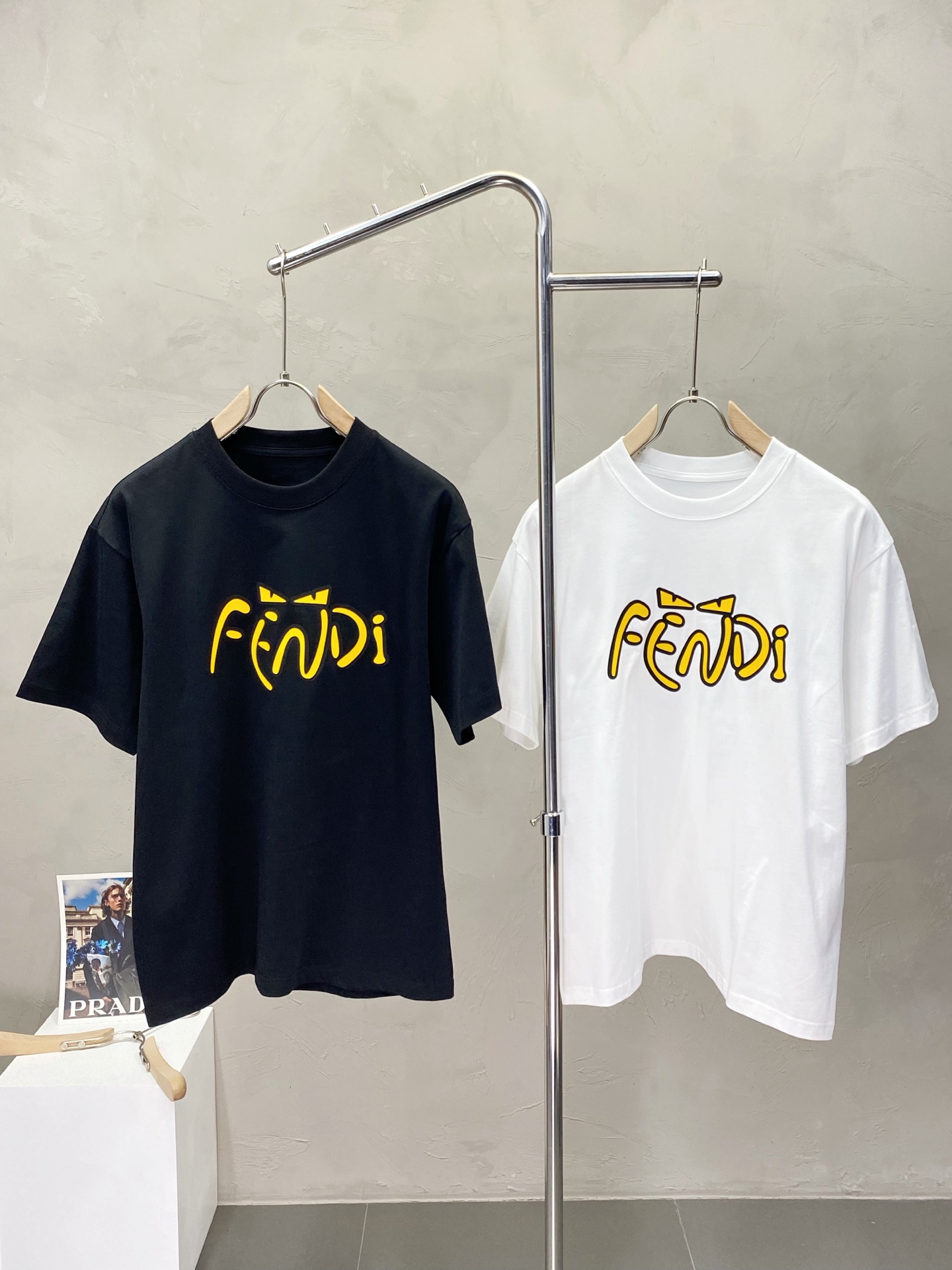 NO:161431,.FENDI exclusively offers new men's casual short sleeves, high-end customization, high-end version, fashionable and versatile imported fabric, super soft and delicate, skin-friendly and comfortable to wear, high-end boutique, OEM, fine-tuned top-body, men's essential items, complete three standards, code number M-3XL,,fendi,fendi,T-shirt,alexander wang19860909.FENDI芬迪独家专供新款男士休闲短袖 高端定制 高端版本 时尚百搭爆款进口面料 手感超柔软细腻 穿着亲肤舒适 高端精品 代工厂精细做上身非常赞 男士必备单品 三标齐全 码数M-3XL,,fendi,fendi,T-shirt,alexander wang,Men's clothing