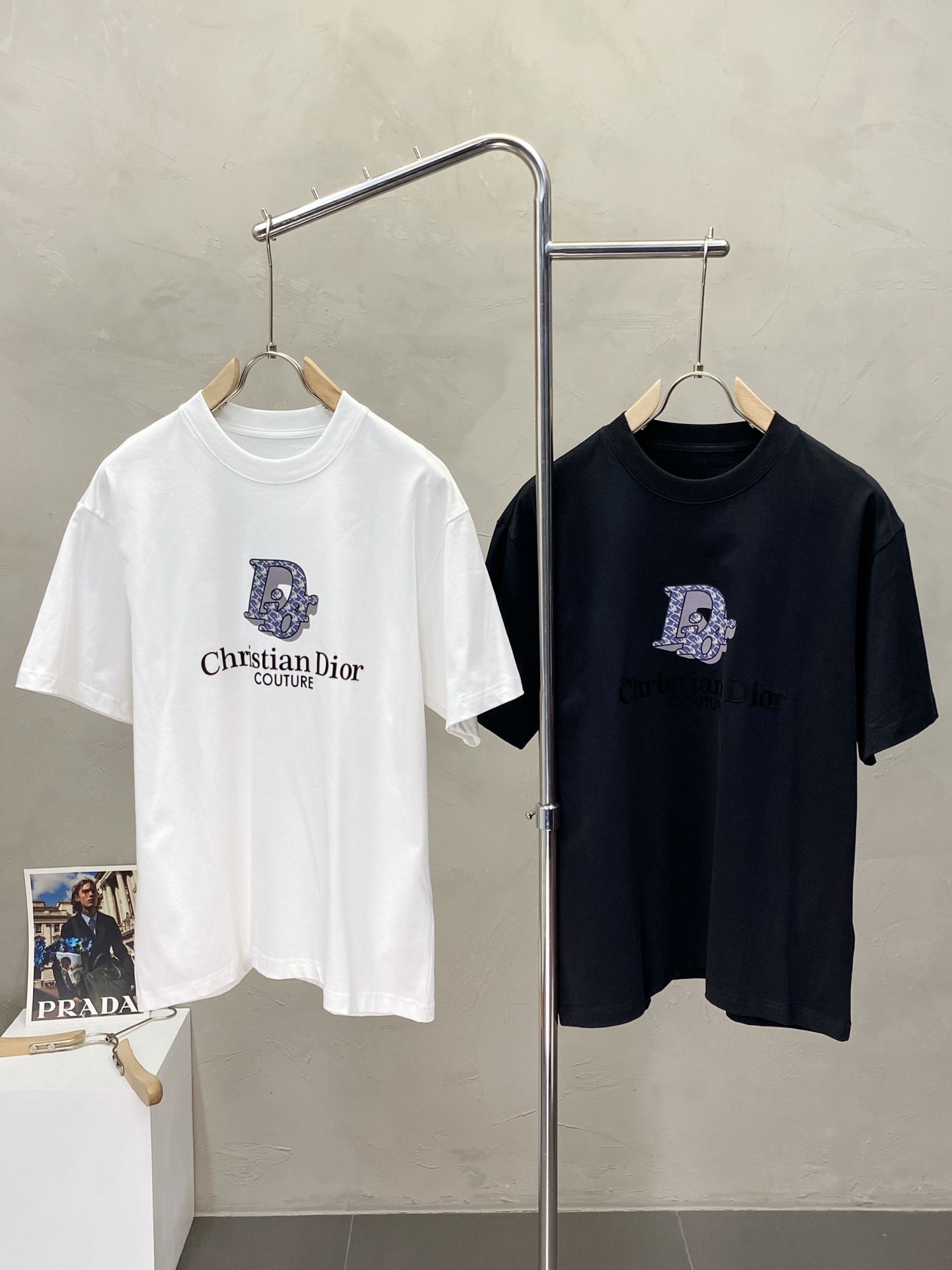 NO:161428,.Dior exclusively offers new men's casual short sleeves, high-end customization, high-end version, fashionable and versatile imported fabric, super soft and delicate, skin-friendly and comfortable to wear, high-end boutique, OEM, fine production, very good for the top body, men's essential items, complete three standards, code M-3XL,,dior,dior,T-shirt,alexander wang19860909.Dior迪奥独家专供新款男士休闲短袖 高端定制 高端版本 时尚百搭爆款进口面料 手感超柔软细腻 穿着亲肤舒适 高端精品 代工厂精细做上身非常赞 男士必备单品 三标齐全 码数M-3XL,,dior,dior,T-shirt,alexander wang,Men's clothing