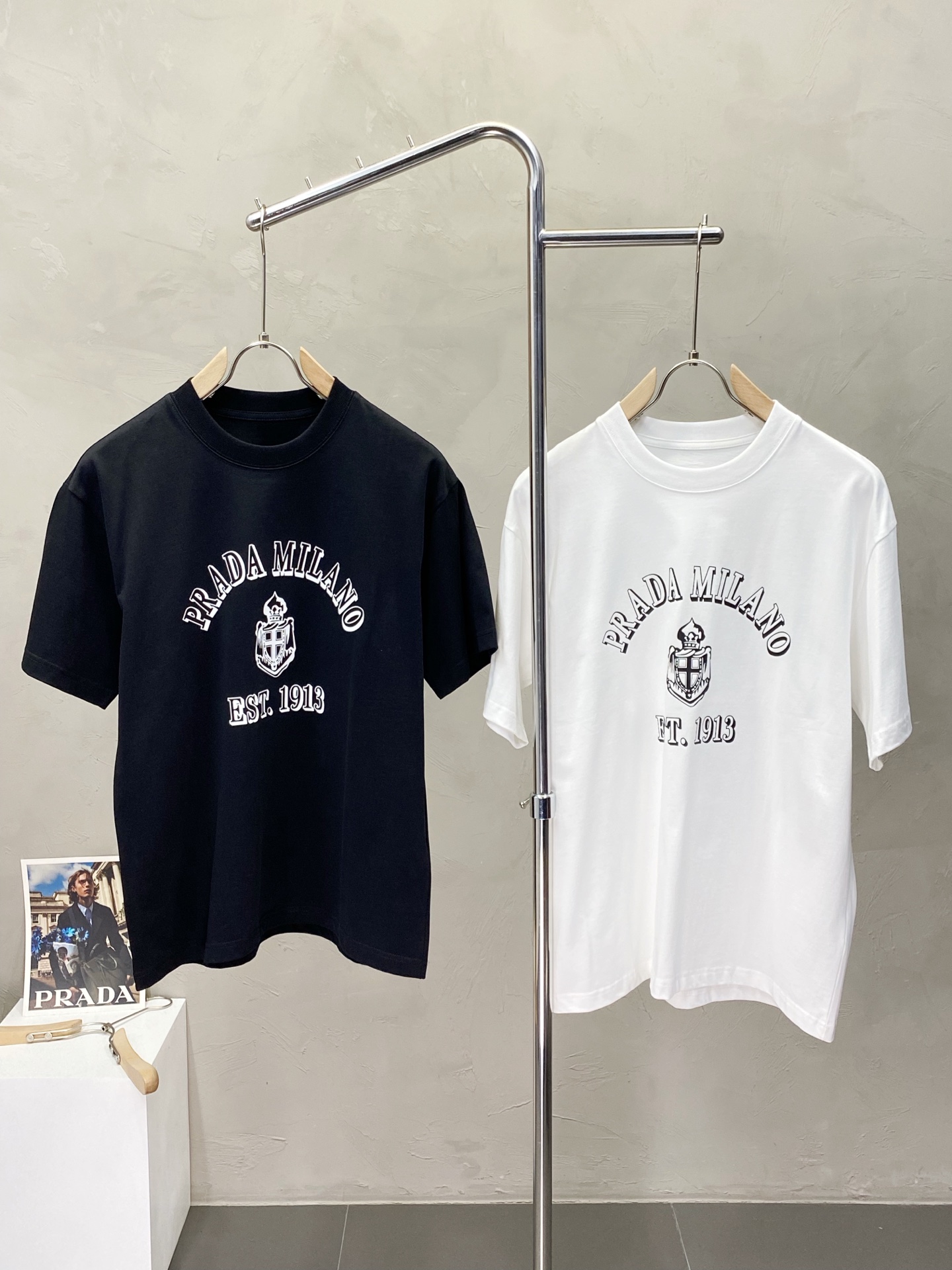 NO:161437,.Prada exclusively offers new men's casual short sleeves, high-end customization, high-end version, fashionable and versatile imported fabric, super soft and delicate, skin-friendly and comfortable to wear, high-end boutique, OEM, fine production, very good for the upper body, men's essential items, complete three standards, M-3XL,,prada,prada,T-shirt,alexander wang19860909.Prada普拉达独家专供新款男士休闲短袖 高端定制 高端版本 时尚百搭爆款进口面料 手感超柔软细腻 穿着亲肤舒适 高端精品 代工厂精细做上身非常赞 男士必备单品 三标齐全 码数M-3XL,,prada,prada,T-shirt,alexander wang,Men's clothing