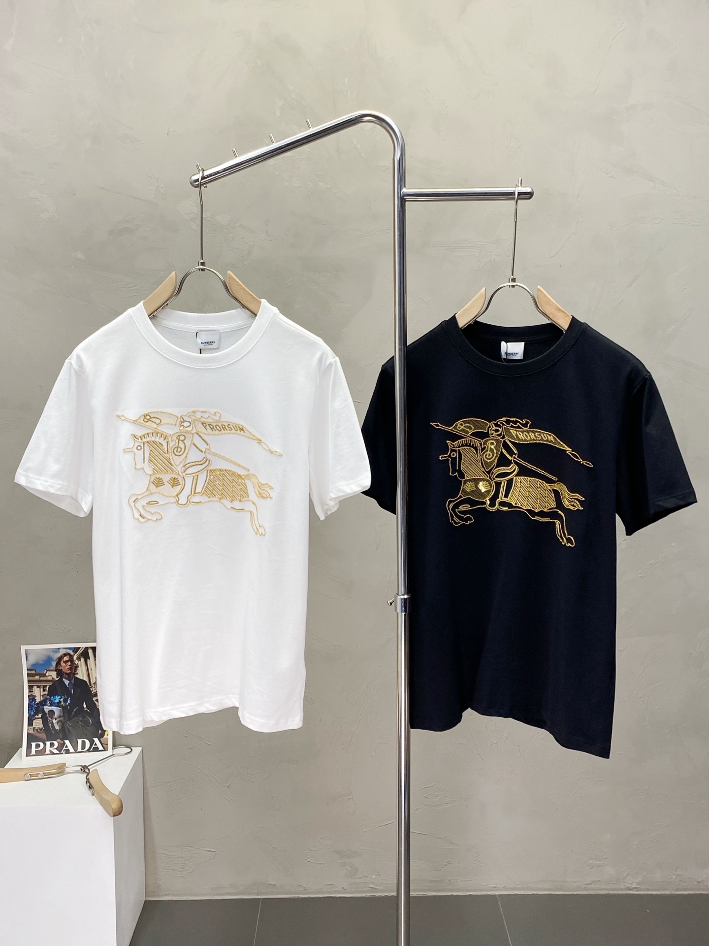 NO:161430,.Burberry Burberry exclusively offers new original single men's casual short sleeves, high-end customization, high-end version, fashionable and versatile imported fabric, super soft and delicate, skin-friendly and comfortable to wear, high-end boutique, OEM, fine production, very good for the upper body, men's essential items, complete three standards, M-3XL,,burberry,burberry,T-shirt,alexander wang19860909.Burberry巴宝莉独家专供新款原单男士休闲短袖 高端定制 高端版本 时尚百搭爆款进口面料 手感超柔软细腻 穿着亲肤舒适 高端精品 代工厂精细做上身非常赞 男士必备单品 三标齐全 码数M-3XL,,burberry,burberry,T-shirt,alexander wang,Men's clothing