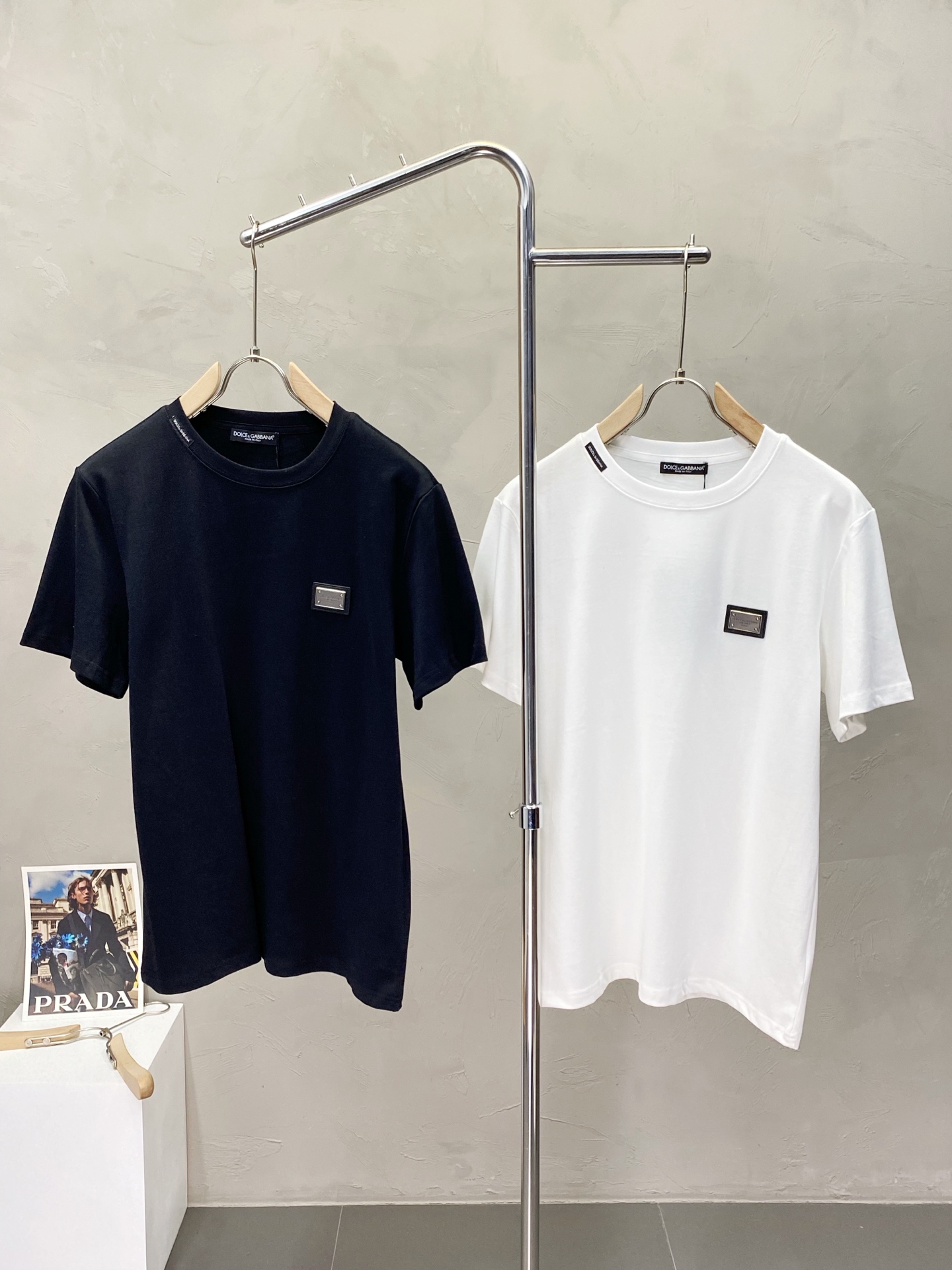 NO:161422,.Dolce & Gabbana exclusively offers new original single men's casual short sleeves, high-end customization, high-end version, fashionable and versatile imported fabric, super soft and delicate, skin-friendly and comfortable to wear, high-end boutique, OEM, fine-made top body, very good, men's essential items, three standards, complete code number M-3XL,,Dolce & Gabbana, Dolce & Gabbana, T-shirt, alexander wang19860909.Dolce&Gabbana杜嘉班纳独家专供新款原单男士休闲短袖 高端定制 高端版本 时尚百搭爆款进口面料 手感超柔软细腻 穿着亲肤舒适 高端精品 代工厂精细做上身非常赞 男士必备单品 三标齐全 码数M-3XL,,Dolce&Gabbana,Dolce&Gabbana,T-shirt,alexander wang,Men's clothing