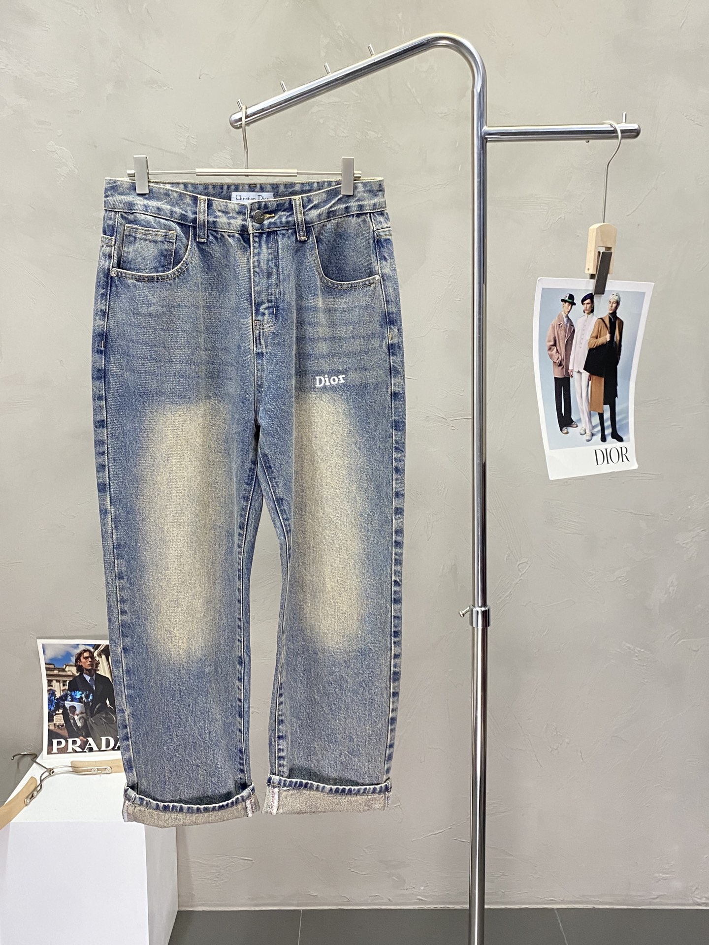 NO:161387,.Dior exclusively offers new casual jeans high-end version!  Customized fabrics for counters are breathable and comfortable, with impeccable details, and the brand element design concept reflects high quality. The feel is delicate and soft!  It is casually cut, with a great upper body style!  Number of codes: 28.30.32.34.36,,dior,dior,jeans,alexander wang19860909.Dior迪奥独家专供新款休闲牛仔裤 高端版本！专柜定制面料 透气舒适度高,细节无可挑剔,品牌元素设计理念,体现高品质.手感细腻柔软！呈现休闲裁剪,上身版型超赞！码数:28.30.32.34.36,,dior,dior,jeans,alexander wang,Men's clothing