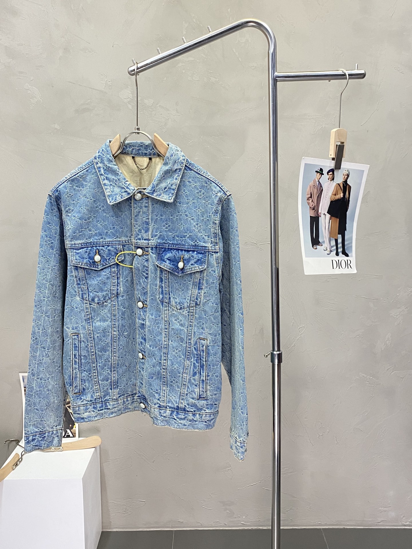 NO:161445,.Louis Vuitton exclusively offers the latest and fashionable spring and autumn denim jackets. A jacket with a classic design and appearance, the quality is even more unscrupulous. You can buy it directly, which is not to be mistaken for high-end products! Through the detailed pictures, you can feel its powerful aura, and the warm-concentration effect is significant, so you don’t have to worry about the chill at all! It is both fashionable and functional, and the whole style looks more luxurious and elegant! Size 46-52, louis vuitton,louis vuitton,jackets & coats,alexander wang19860909.Louis Vuitton路易威登独家专供最新时尚春秋牛仔外套.经典设计感与颜值爆棚的外套,品质更是无法挑剔品控可以直接入手,不容过错的高端臻品！通过细节图片便可感受到它强悍的气场,聚温保暖效果显著,完全不用担心会有一点寒意！时尚与功能性兼备,整款显得更加的奢华大气！ 尺码46-52,,louis vuitton,louis vuitton,jackets & coats,alexander wang,Men's clothing