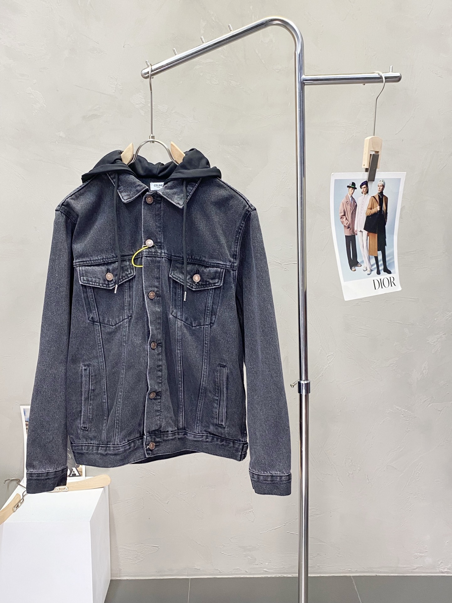 NO:161443,.CELINE exclusively offers the latest and fashionable spring and autumn denim jackets. A jacket with a classic design and appearance, and the quality is even more difficult to pick and control. You can buy it directly. You can’t miss it! Through the detailed pictures, you can feel its powerful aura, and the warm-concentration effect is significant, so you don’t have to worry about the chill at all! It is both fashionable and functional, and the whole style looks more luxurious and elegant! Size M-2XL, celine, celine, jackets & coats, alexander wang19860909.CELINE赛琳独家专供最新时尚春秋牛仔外套.经典设计感与颜值爆棚的外套,品质更是无法挑剔品控可以直接入手,不容过错的高端臻品！通过细节图片便可感受到它强悍的气场,聚温保暖效果显著,完全不用担心会有一点寒意！时尚与功能性兼备,整款显得更加的奢华大气！ 尺码M-2XL,,celine,celine,jackets & coats,alexander wang,Men's clothing