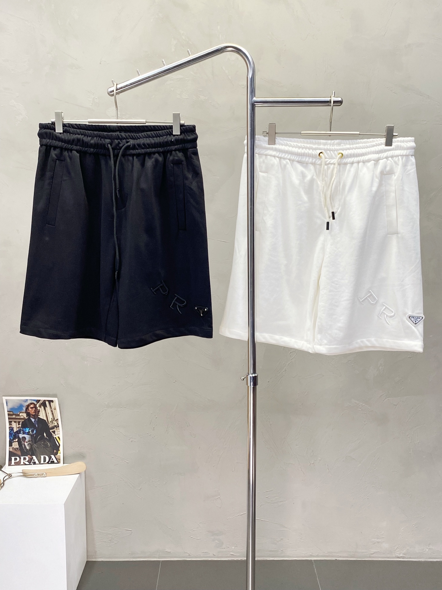 NO:161418,.Prada exclusively available in new casual shorts high-end version!  Customized fabrics for counters are breathable and comfortable, with impeccable details, and the brand element design concept reflects high quality. The feel is delicate and soft!  It is casually cut, with a great upper body style!  Number of codes: M-3XL, prada, prada, shorts, alexander wang19860909.Prada普拉达独家专供新款休闲短裤 高端版本！专柜定制面料 透气舒适度高,细节无可挑剔,品牌元素设计理念,体现高品质.手感细腻柔软！呈现休闲裁剪,上身版型超赞！码数:M-3XL,,prada,prada,shorts,alexander wang,Men's clothing