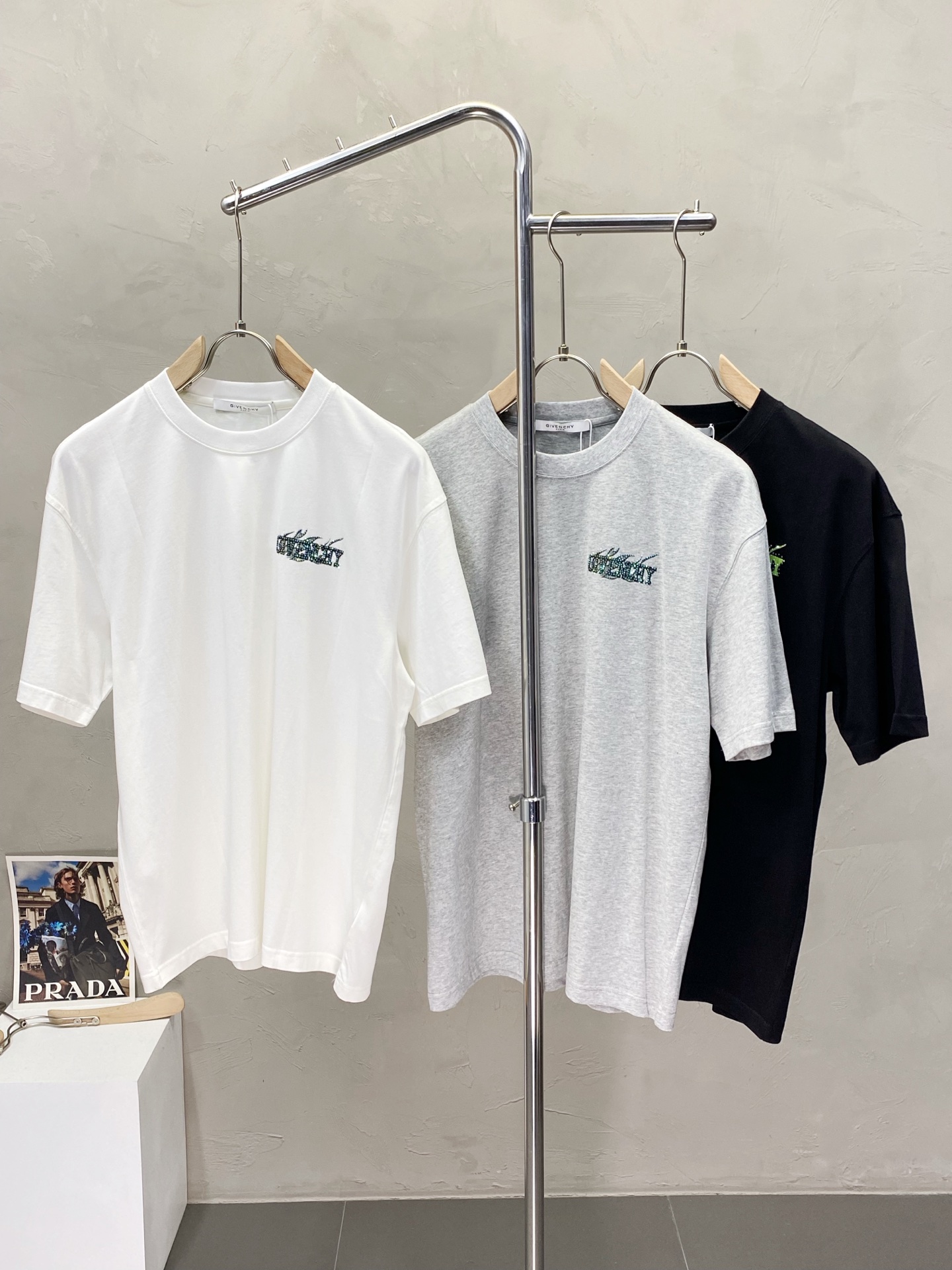 NO:161419,.Givenchy Givenchy exclusively offers new men's casual short sleeves, high-end customization, high-end version, fashionable and versatile imported fabric, super soft and delicate, skin-friendly and comfortable to wear, high-end boutique, OEM, fine-tuned top-body, very good, men's essential items, complete three standards, S-3XL, given, given, given, T-shirt, alexander wang19860909.Givenchy纪梵希独家专供新款男士休闲短袖 高端定制 高端版本 时尚百搭爆款进口面料 手感超柔软细腻 穿着亲肤舒适 高端精品 代工厂精细做上身非常赞 男士必备单品 三标齐全 码数S-3XL,,givenchy,givenchy,T-shirt,alexander wang,Men's clothing