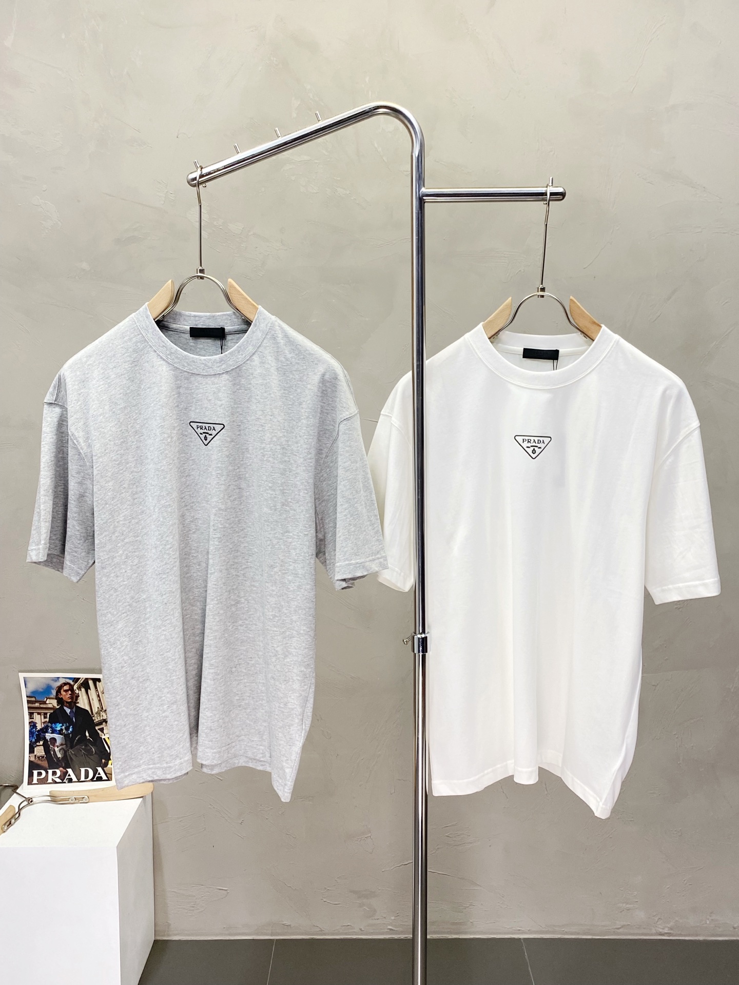 NO:161432,.Prada exclusively offers new men's casual short sleeves, high-end customization, high-end version, fashionable and versatile imported fabric, super soft and delicate, skin-friendly and comfortable to wear, high-end boutique, OEM, fine production, very good for the upper body, men's essential items, complete three standards, S-3XL,,prada,prada,T-shirt,alexander wang19860909.Prada普拉达独家专供新款男士休闲短袖 高端定制 高端版本 时尚百搭爆款进口面料 手感超柔软细腻 穿着亲肤舒适 高端精品 代工厂精细做上身非常赞 男士必备单品 三标齐全 码数S-3XL,,prada,prada,T-shirt,alexander wang,Men's clothing