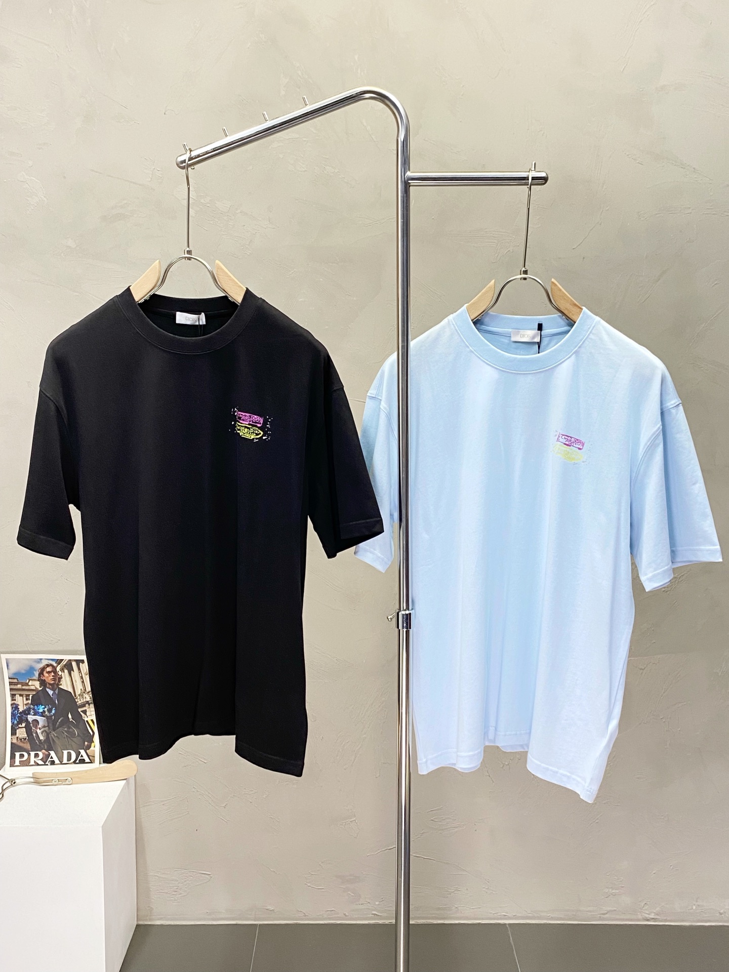 NO:161427,.Dior exclusively offers new men's casual short sleeves, high-end customization, high-end version, fashionable and versatile imported fabric, super soft and delicate, skin-friendly and comfortable to wear, high-end boutique, OEM, fine production, very good for the upper body, men's essential items, complete three standards, S-3XL,,dior,dior,T-shirt,alexander wang19860909.Dior迪奥独家专供新款男士休闲短袖 高端定制 高端版本 时尚百搭爆款进口面料 手感超柔软细腻 穿着亲肤舒适 高端精品 代工厂精细做上身非常赞 男士必备单品 三标齐全 码数S-3XL,,dior,dior,T-shirt,alexander wang,Men's clothing