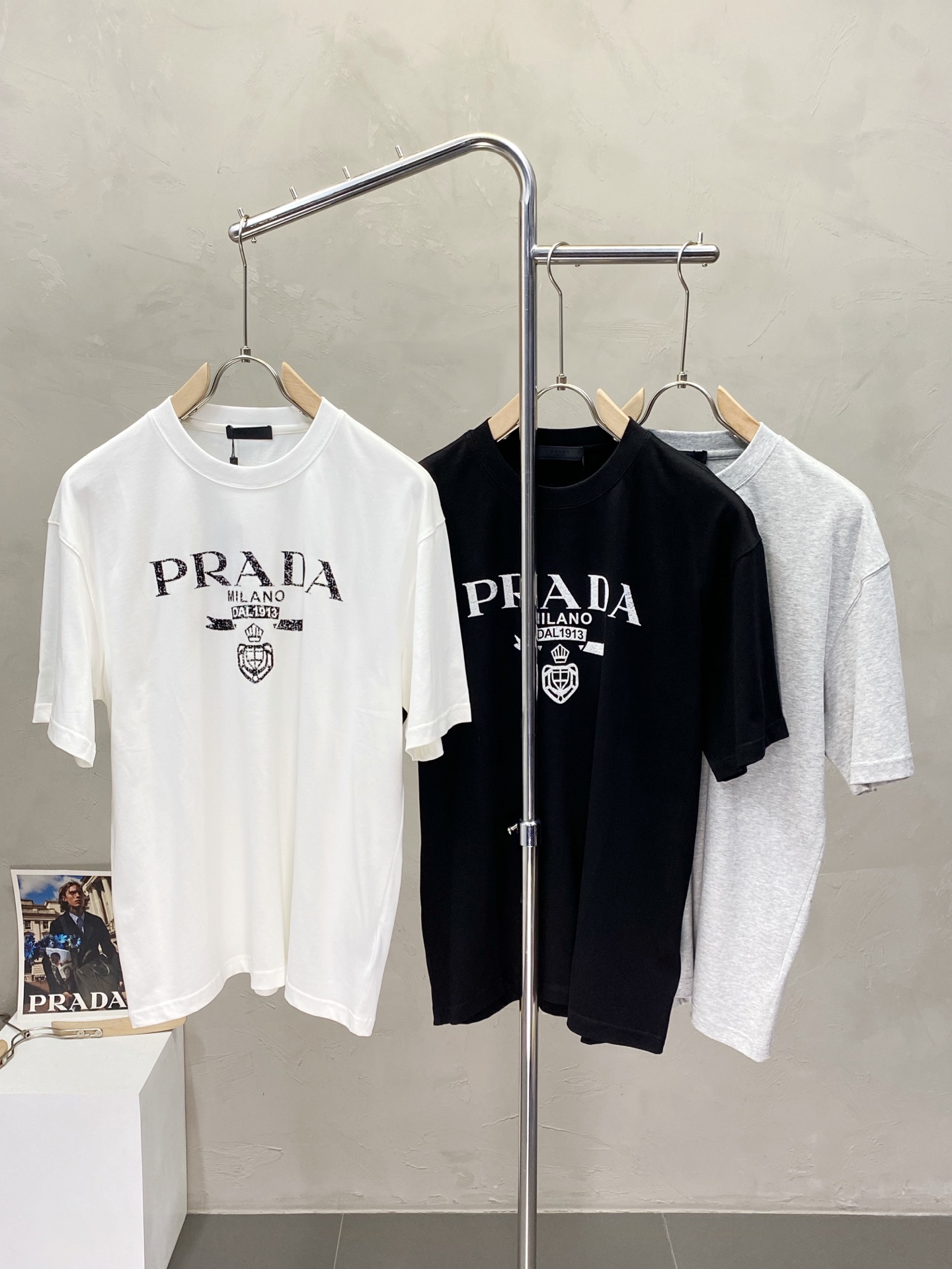 NO:162682,.Prada exclusively offers new men's casual short sleeves, high-end customization, high-end version, fashionable and versatile imported fabric, super soft and delicate, skin-friendly and comfortable to wear, high-end boutique, OEM, fine production, very good for the upper body, men's essential items, complete three standards, S-3XL,,prada,prada,T-shirt,alexander wang19860909.Prada普拉达独家专供新款男士休闲短袖 高端定制 高端版本 时尚百搭爆款进口面料 手感超柔软细腻 穿着亲肤舒适 高端精品 代工厂精细做上身非常赞 男士必备单品 三标齐全 码数S-3XL,,prada,prada,T-shirt,alexander wang,Men's clothing